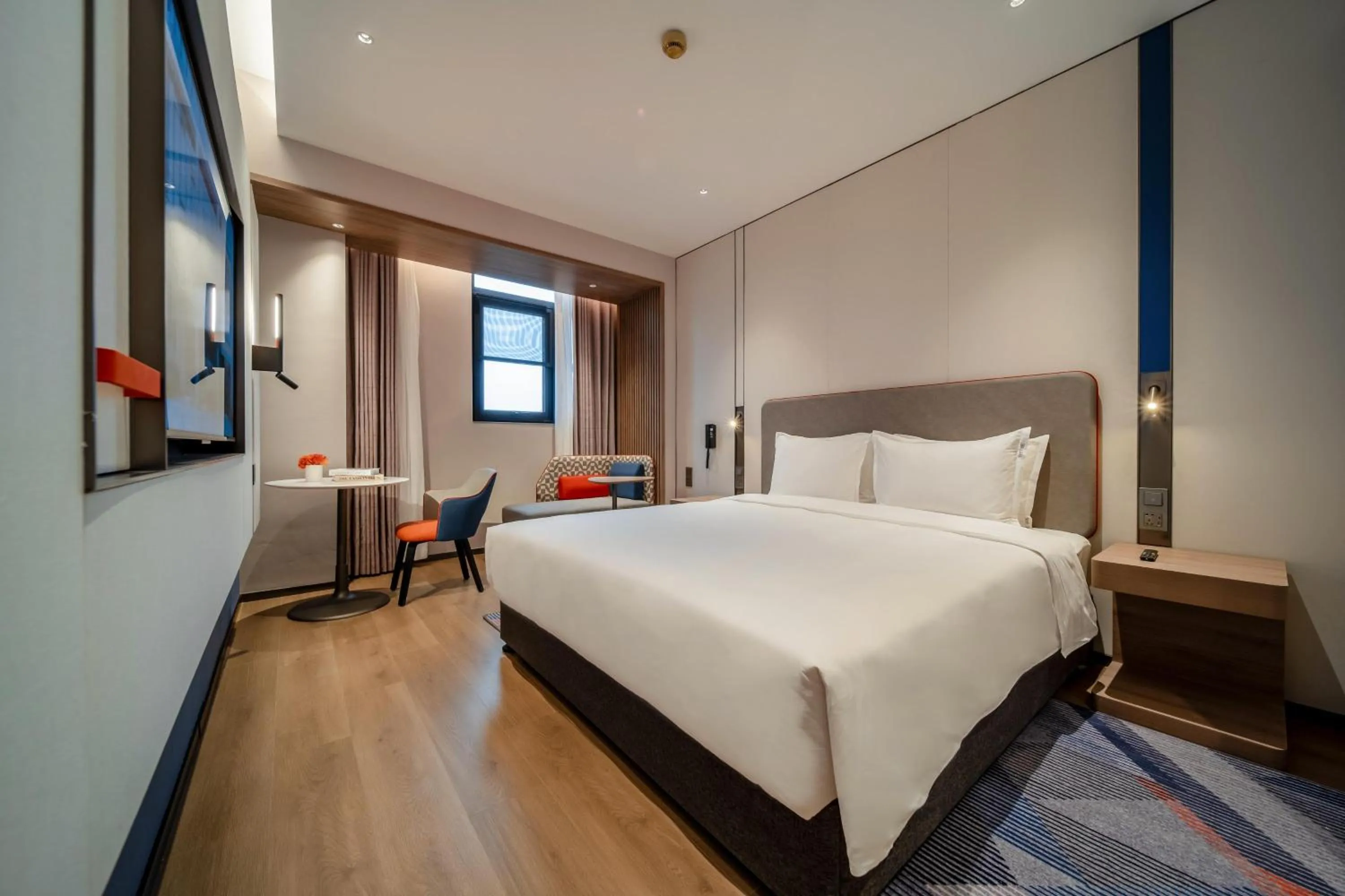 Photo of the whole room, Bed in Holiday Inn Express Shanghai Hongqiao NECC by IHG
