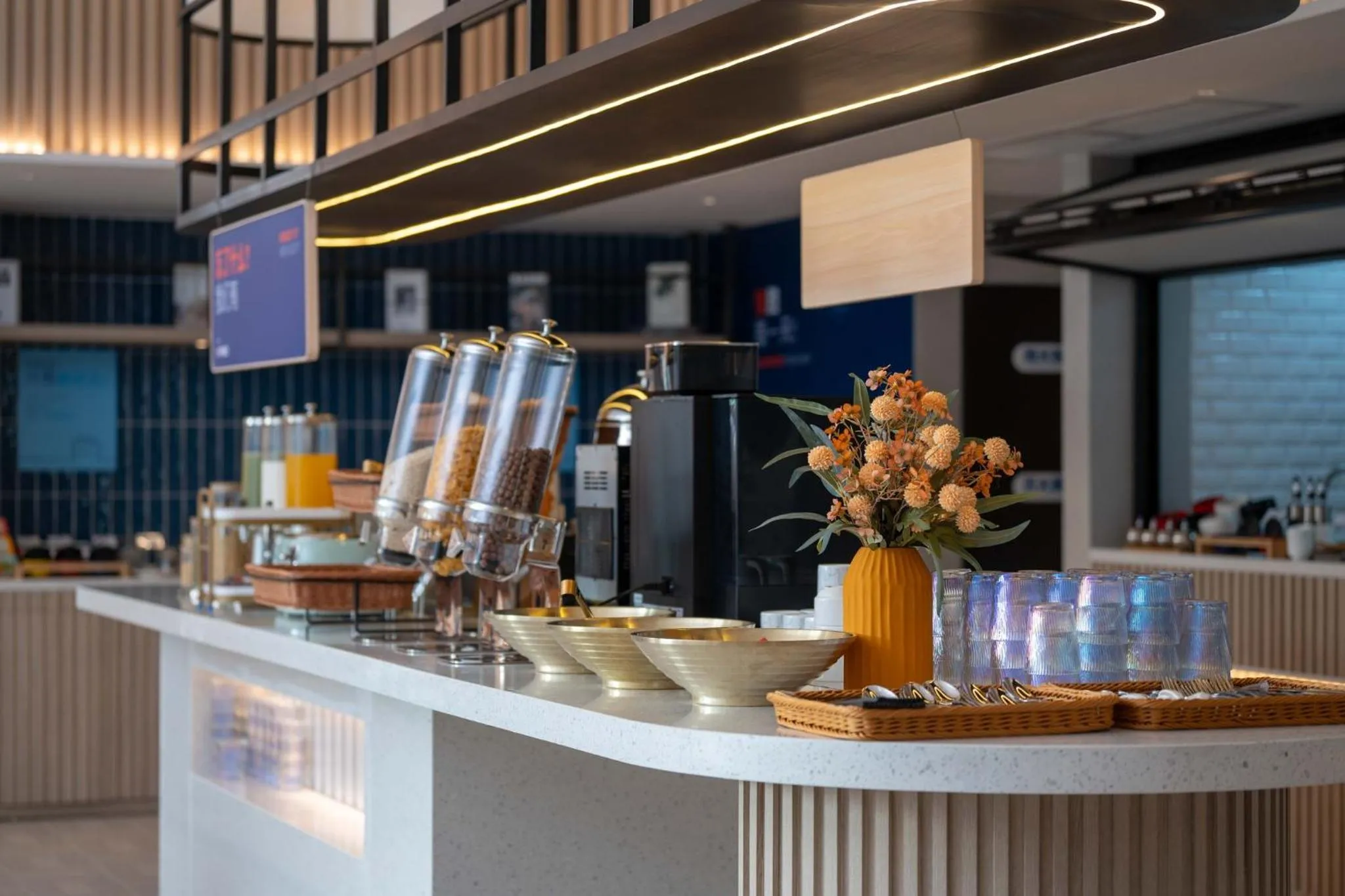 Restaurant/places to eat in Holiday Inn Express Shanghai Hongqiao NECC by IHG