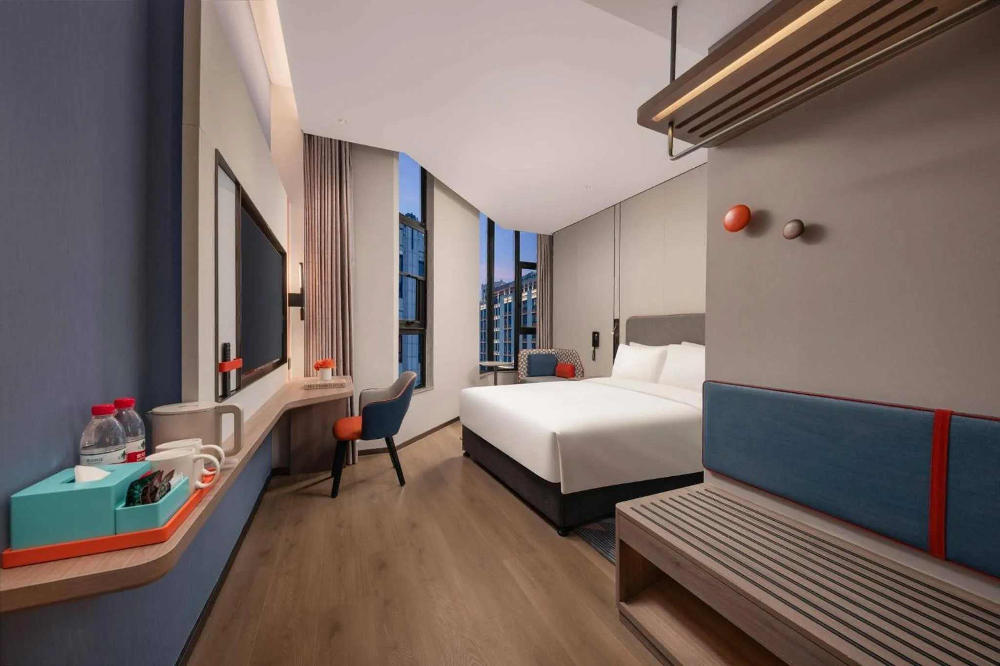 Photo of the whole room, Bed in Holiday Inn Express Shanghai Hongqiao NECC by IHG