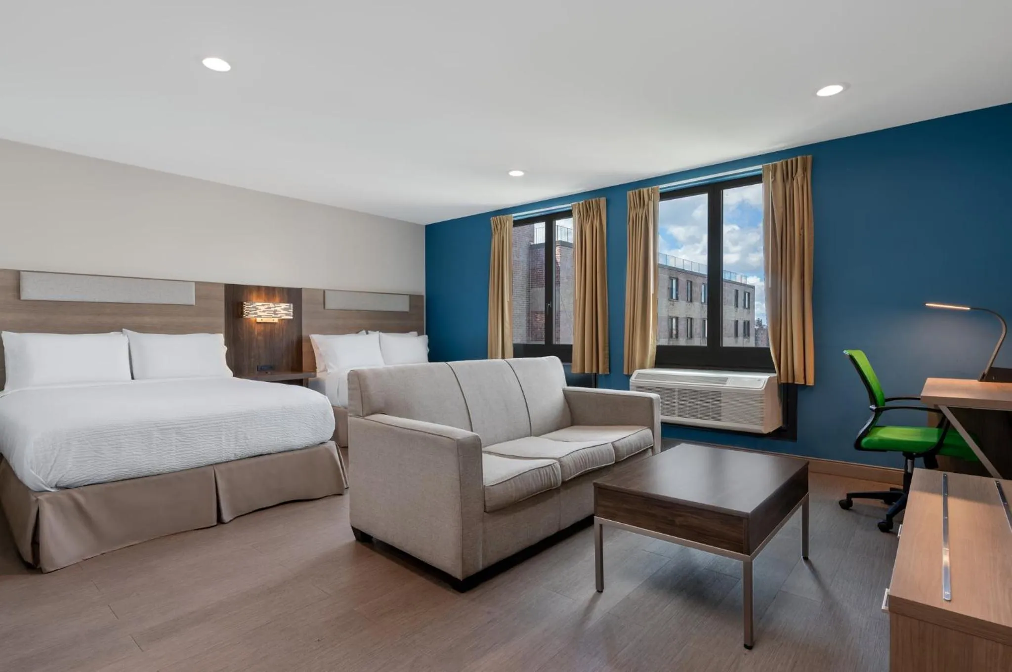 Photo of the whole room, Bed in Holiday Inn Express & Suites Bronx - Zoo Area by IHG