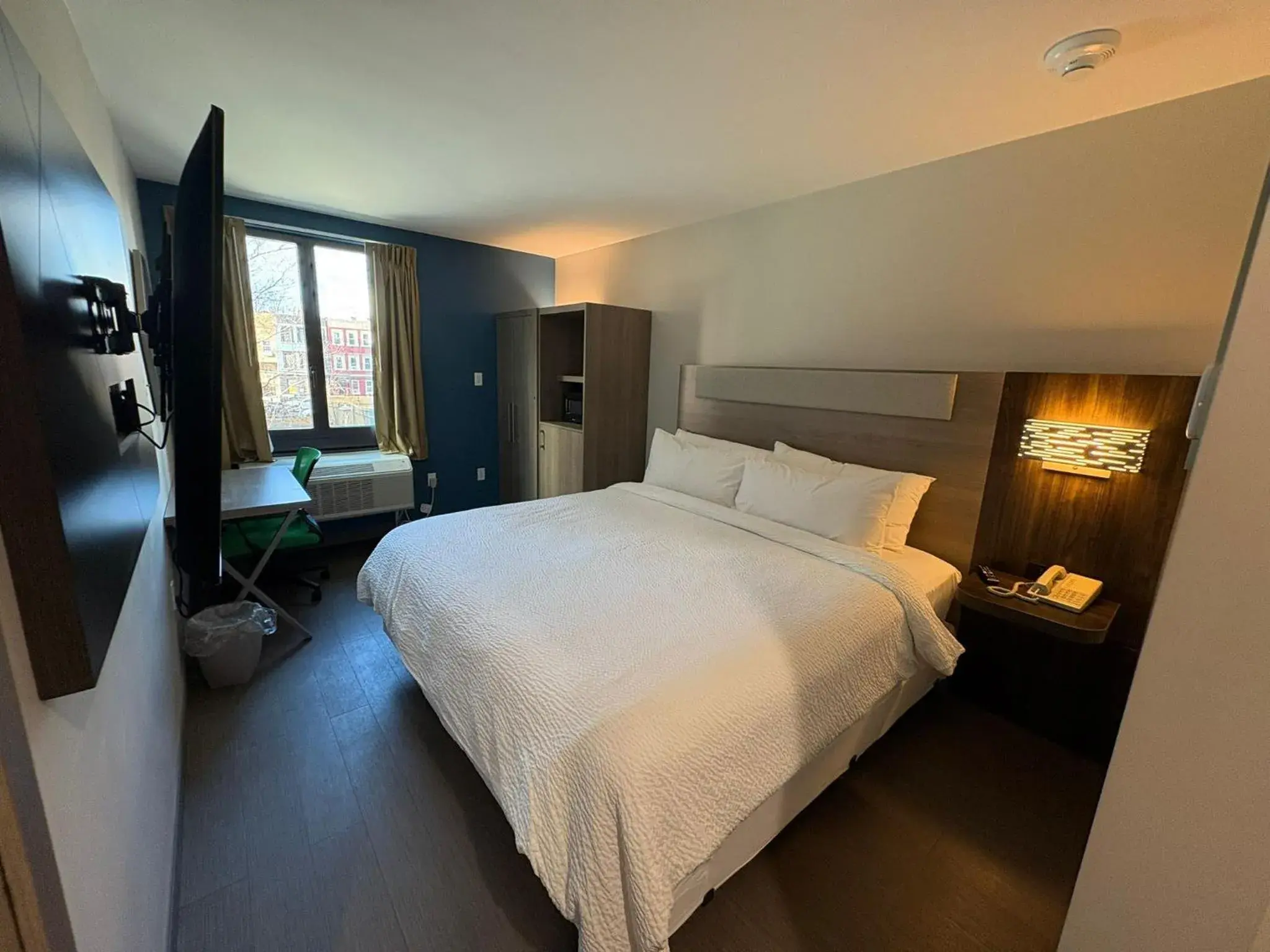 Standard King Room with Mobility Accessible Roll-In Shower in Holiday Inn Express & Suites Bronx - Zoo Area by IHG Standard King Room with Mobility Accessible Roll-In Shower in Holiday Inn Express & Suites Bronx - Zoo Area by IHG
