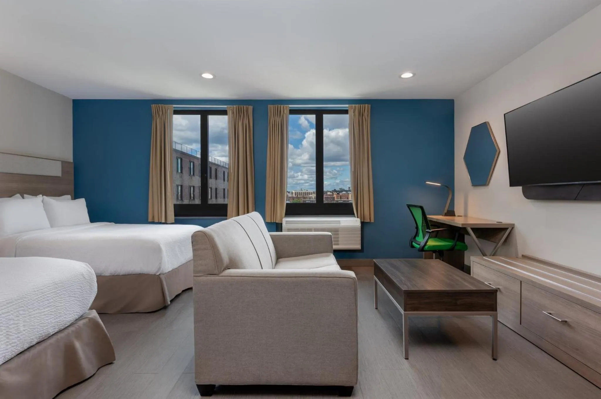 Photo of the whole room, Bed in Holiday Inn Express & Suites Bronx - Zoo Area by IHG