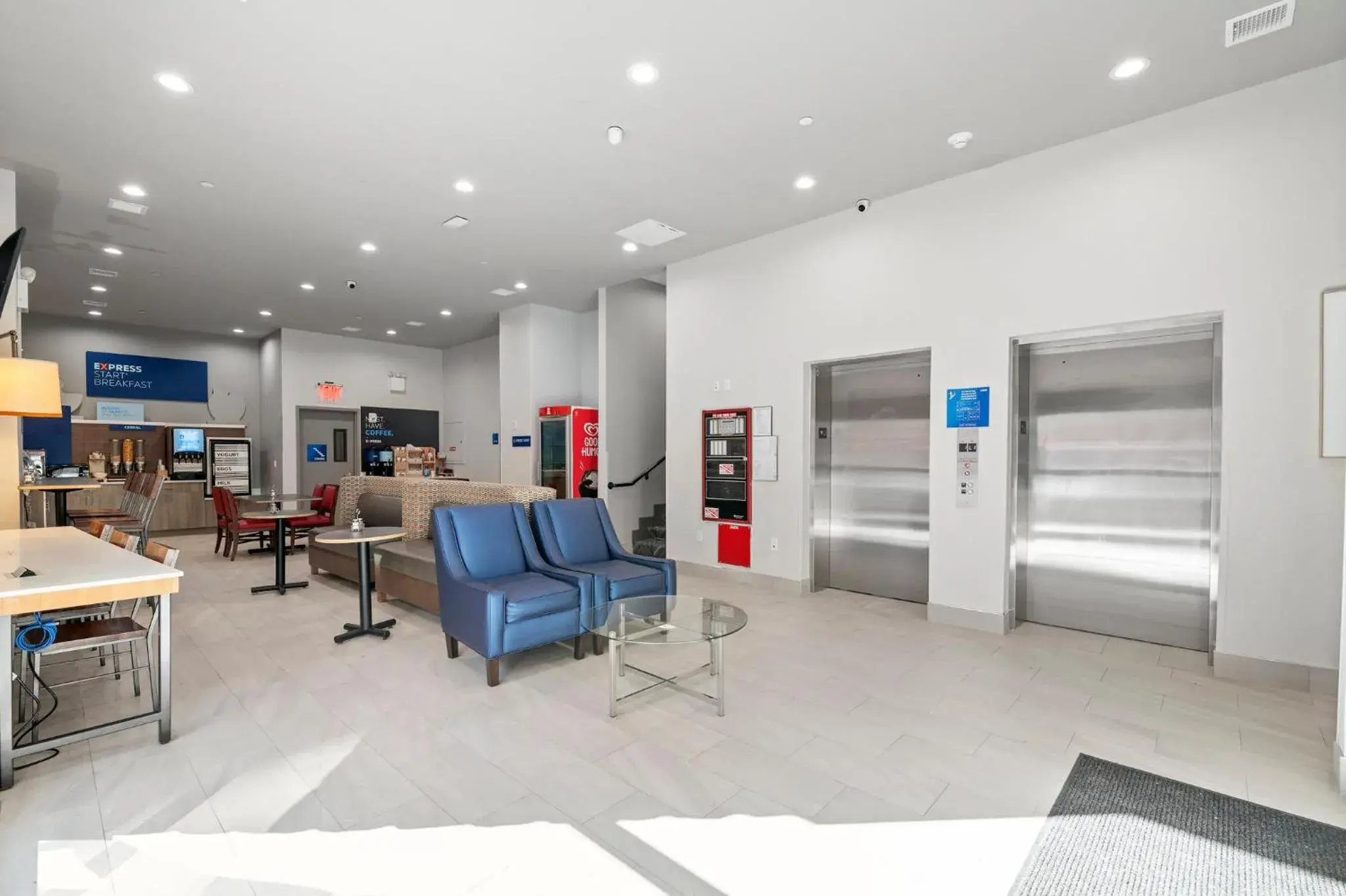 Property building in Holiday Inn Express & Suites Bronx - Zoo Area by IHG Property building in Holiday Inn Express & Suites Bronx - Zoo Area by IHG