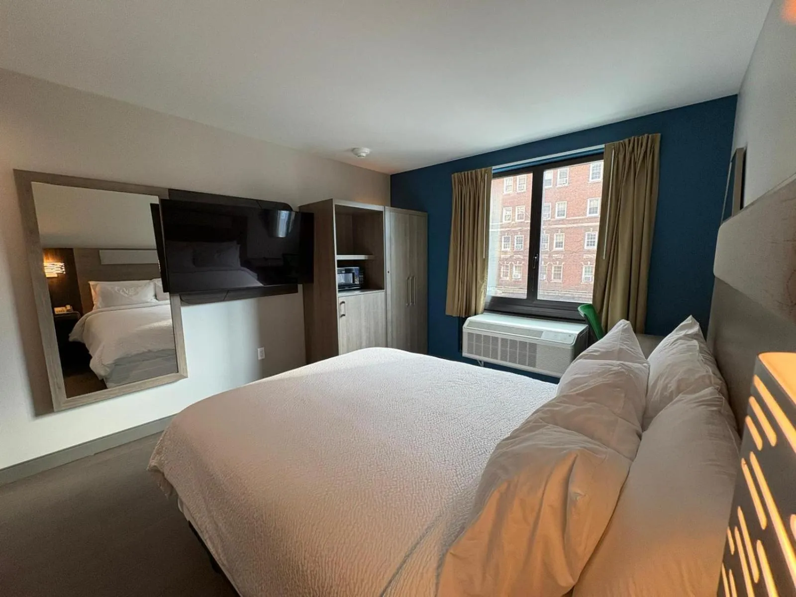 Photo of the whole room, Bed in Holiday Inn Express & Suites Bronx - Zoo Area by IHG