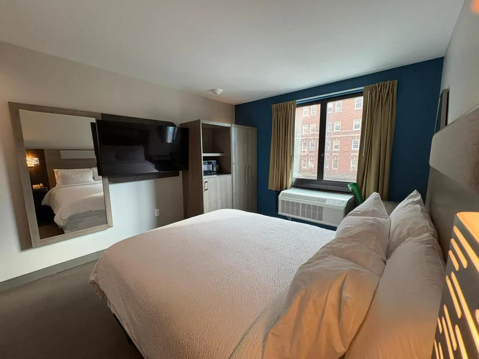 Standard King Room in Holiday Inn Express & Suites Bronx - Zoo Area by IHG Standard King Room in Holiday Inn Express & Suites Bronx - Zoo Area by IHG