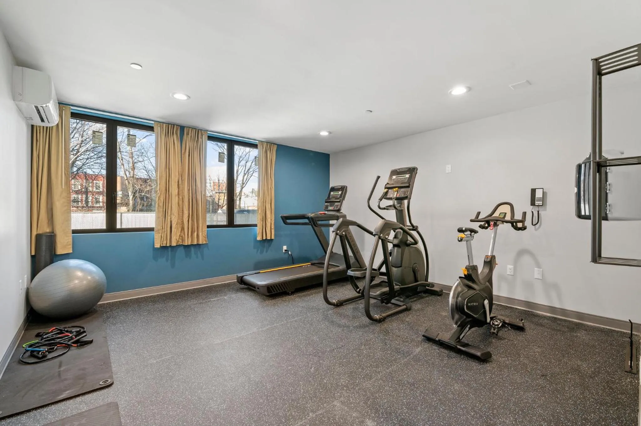 Fitness centre/facilities in Holiday Inn Express & Suites Bronx - Zoo Area by IHG
