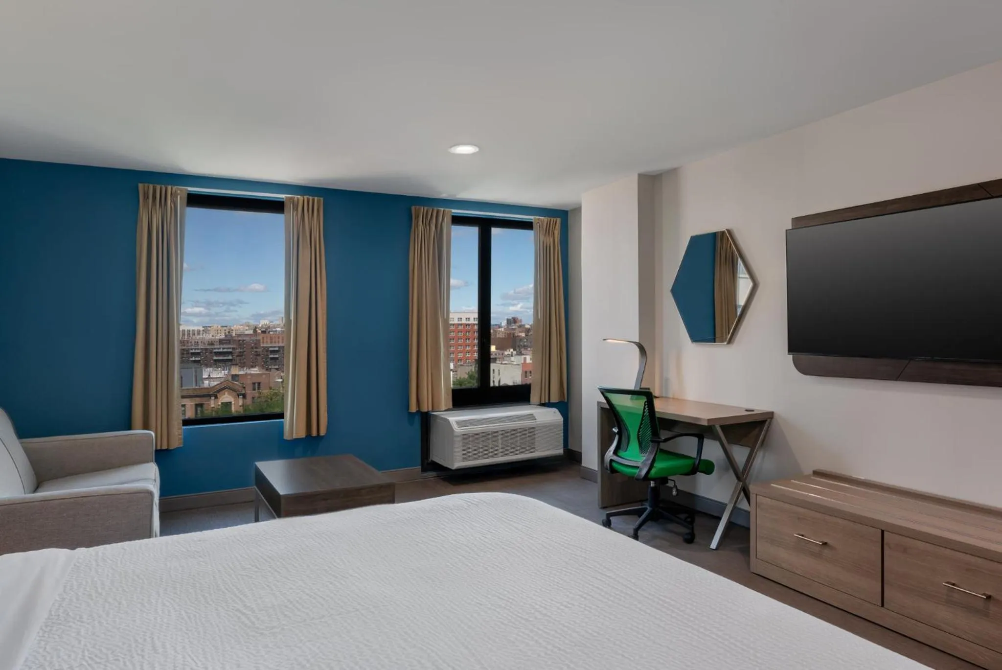 Photo of the whole room, Bed in Holiday Inn Express & Suites Bronx - Zoo Area by IHG