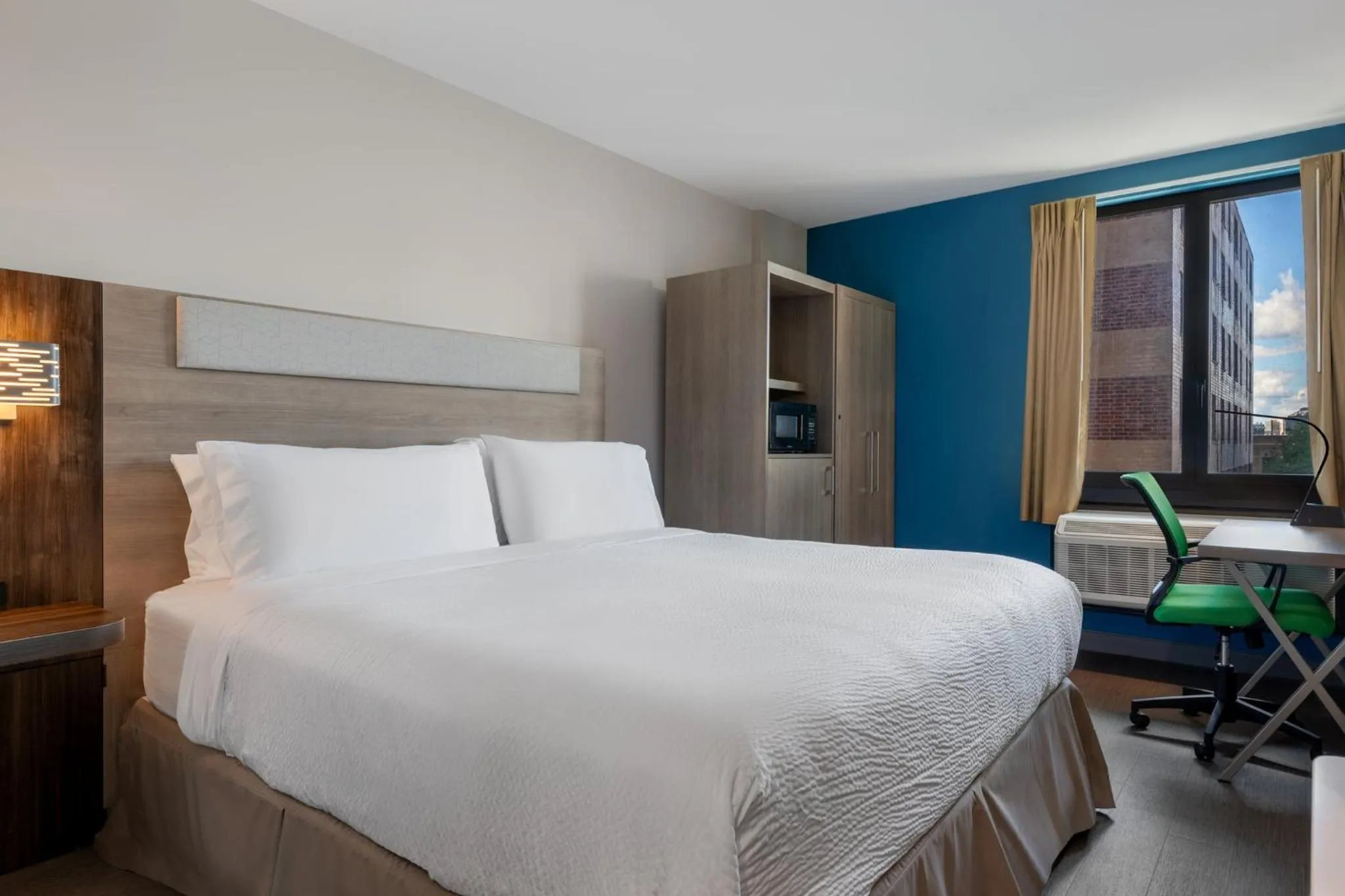 Photo of the whole room, Bed in Holiday Inn Express & Suites Bronx - Zoo Area by IHG