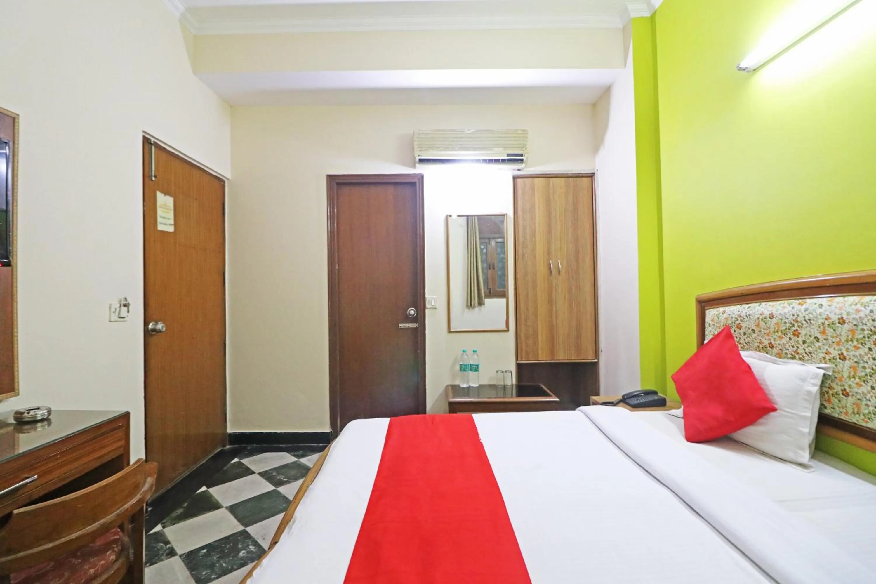 Photo of the whole room in Hotel Westend Holiday Home 5 mint from Nizamuddin Railway Station