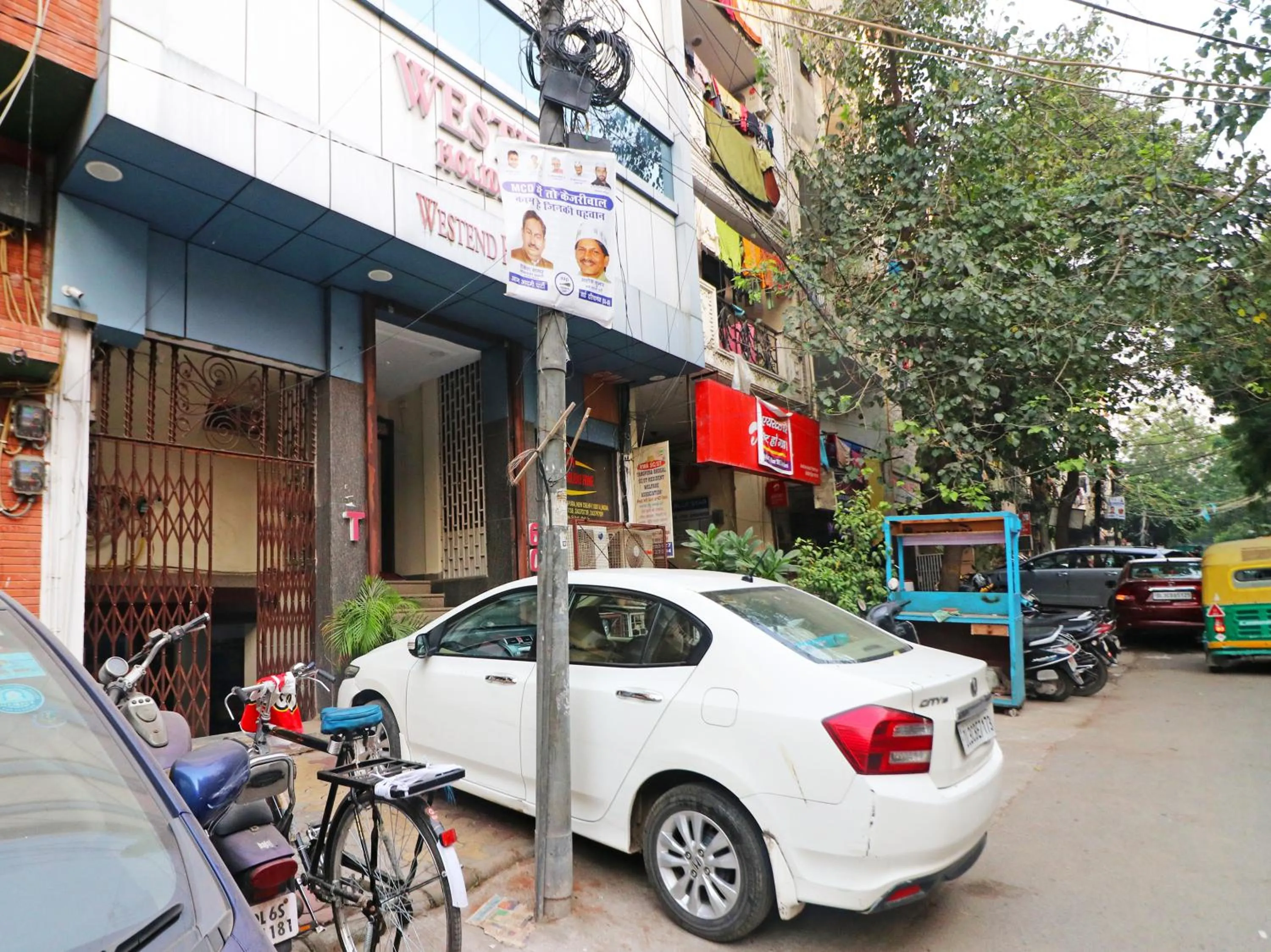 Parking in Hotel Westend Holiday Home 5 mint from Nizamuddin Railway Station