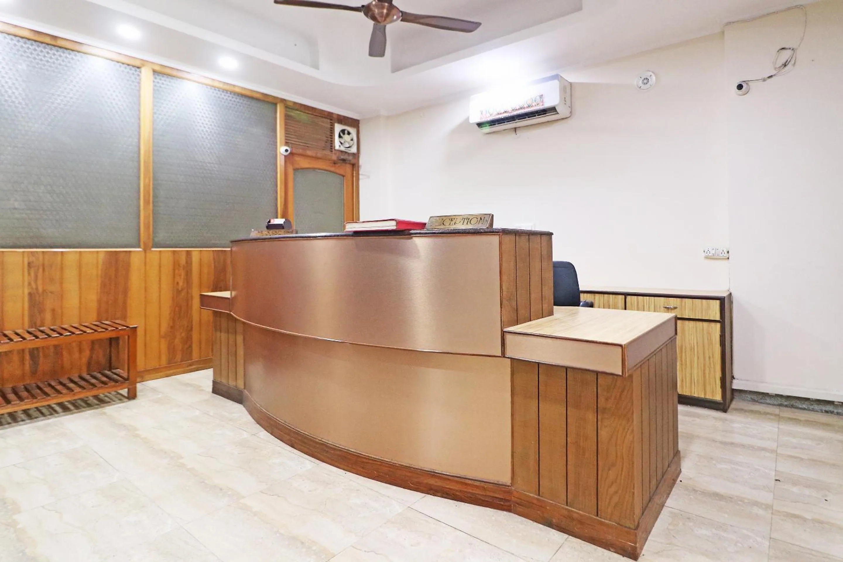 Lobby or reception in Hotel Westend Holiday Home 5 mint from Nizamuddin Railway Station
