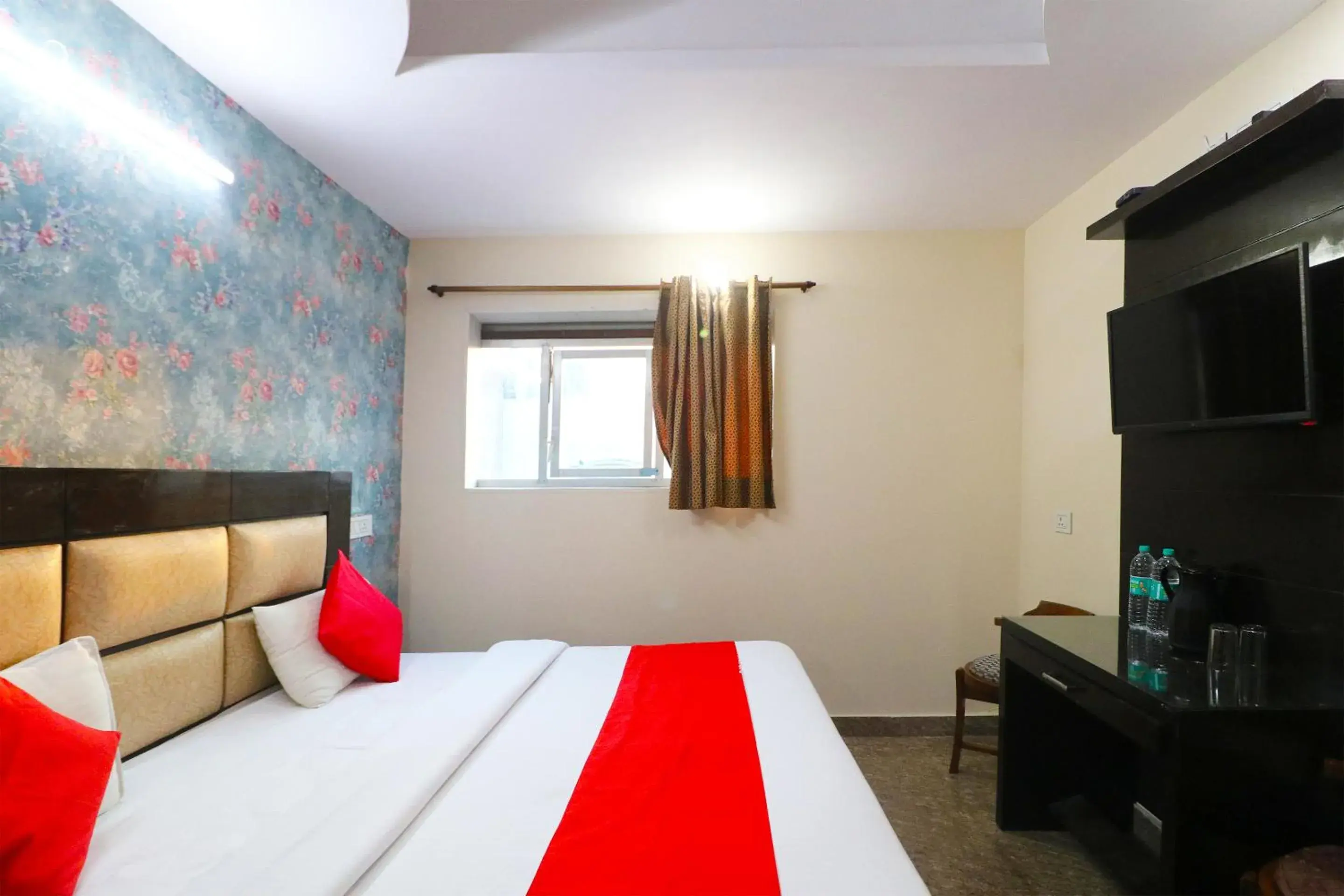 Deluxe Double Room in Hotel Westend Holiday Home 5 mint from Nizamuddin Railway Station Deluxe Double Room in Hotel Westend Holiday Home 5 mint from Nizamuddin Railway Station