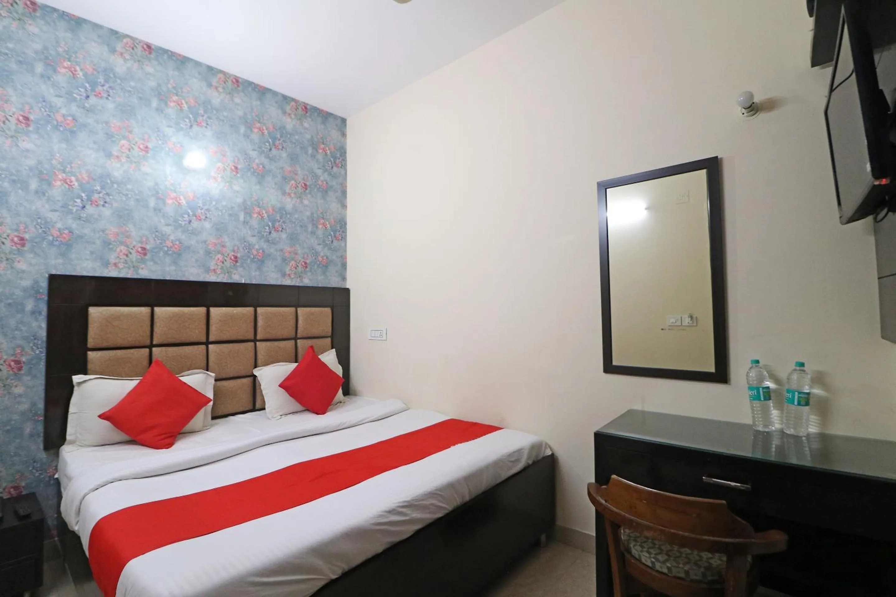 Bed in Hotel Westend Holiday Home 5 mint from Nizamuddin Railway Station