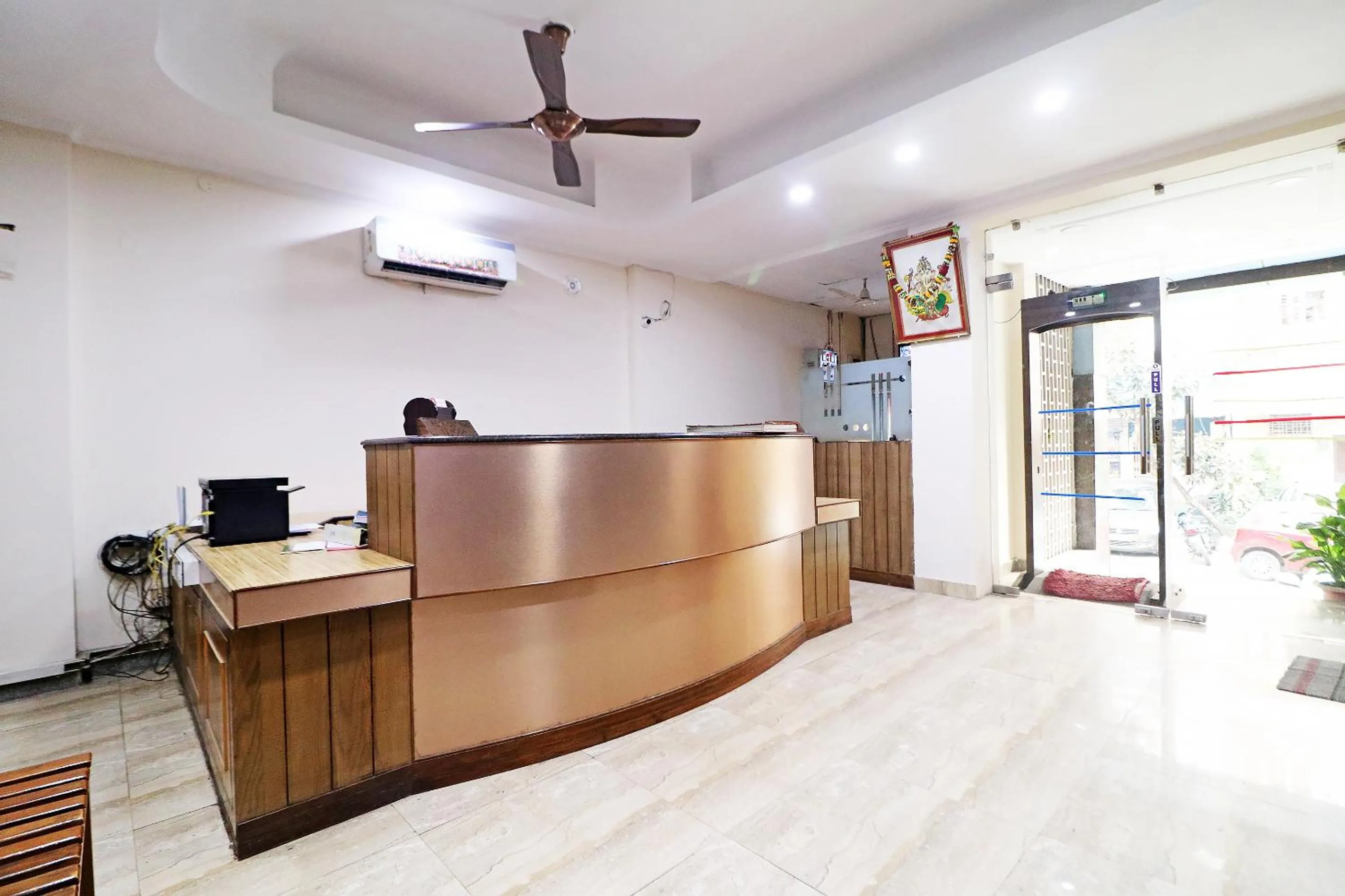 Lobby or reception in Hotel Westend Holiday Home 5 mint from Nizamuddin Railway Station