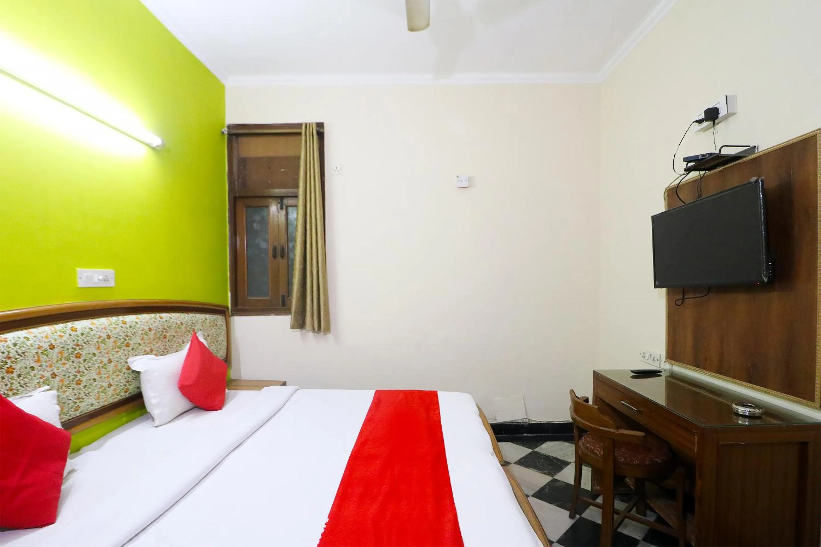 Bedroom in Hotel Westend Holiday Home 5 mint from Nizamuddin Railway Station