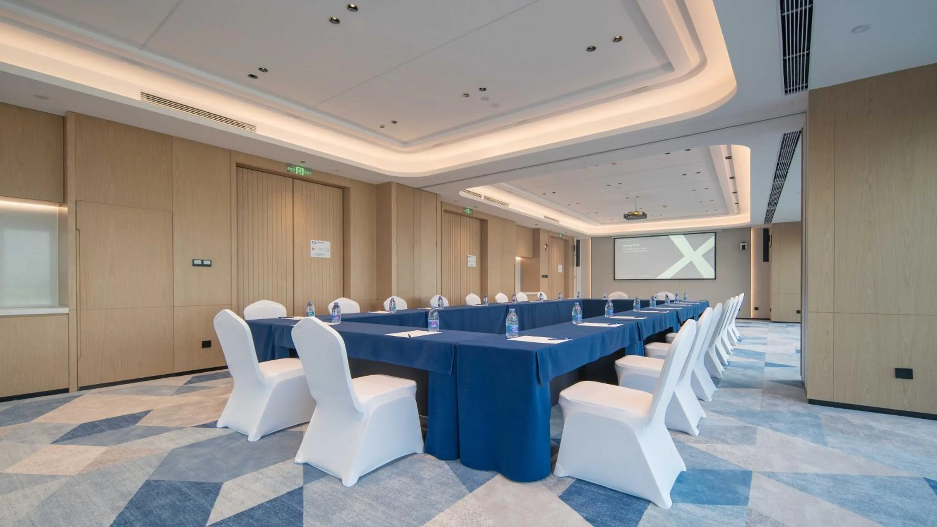 Meeting/conference room in Holiday Inn Express Guiyang Airport, an IHG Hotel