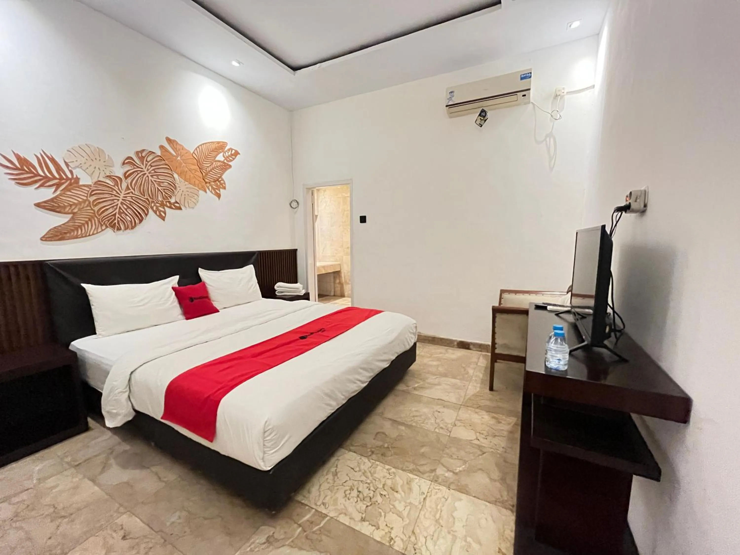 Bedroom, Bed in RedDoorz near Kantor Walikota Manado