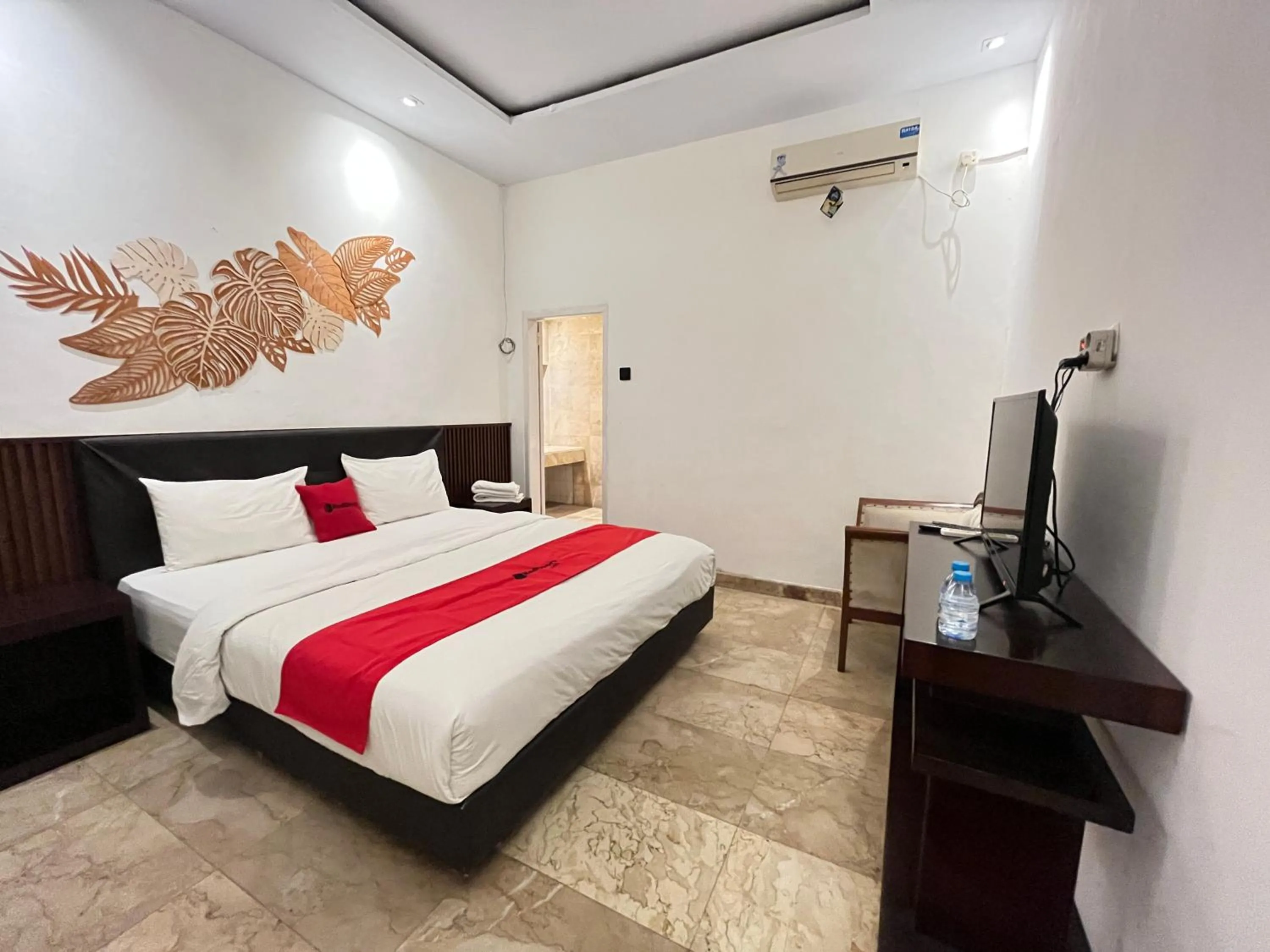 Bedroom, Bed in RedDoorz near Kantor Walikota Manado