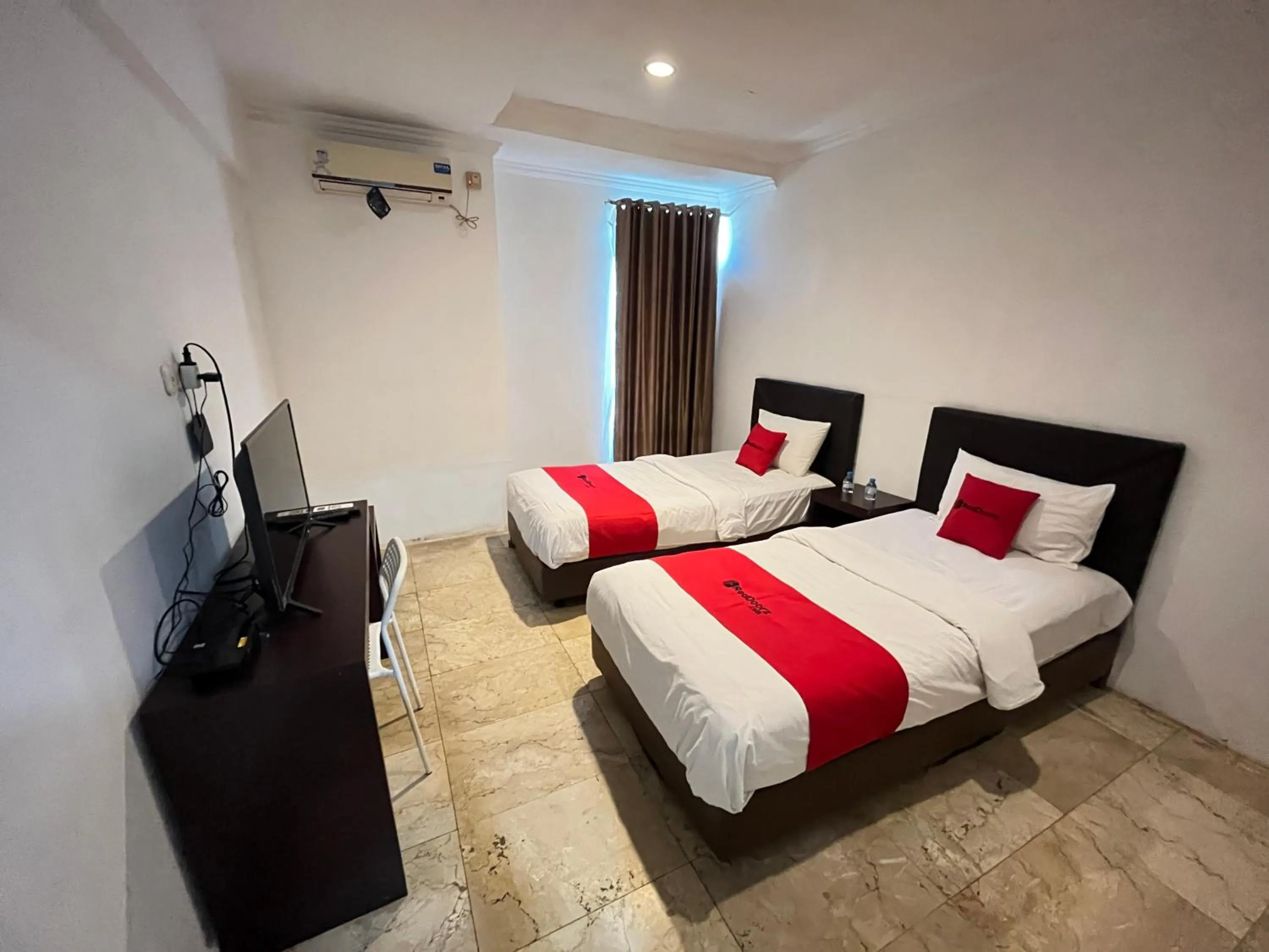 Bedroom, Bed in RedDoorz near Kantor Walikota Manado