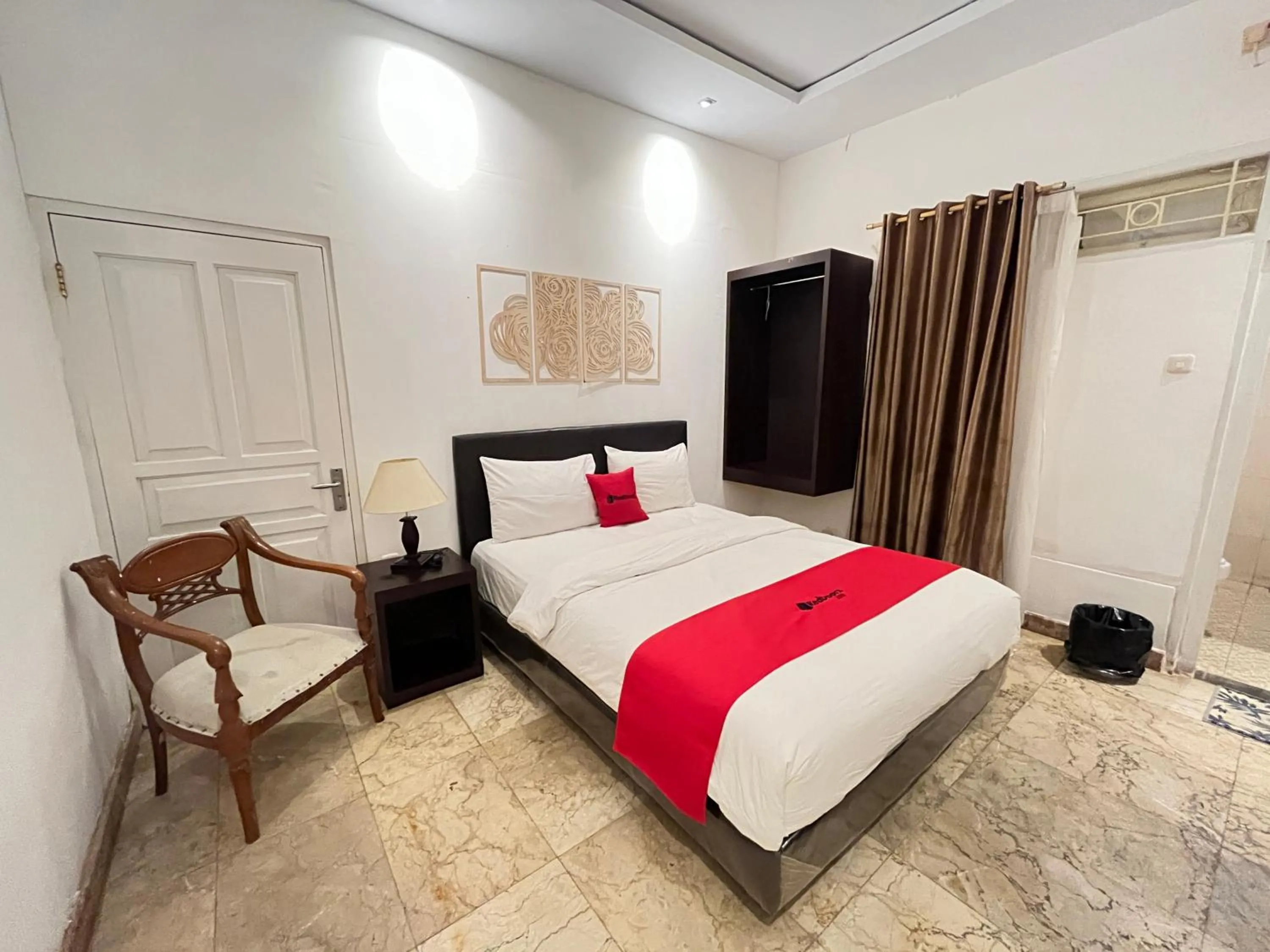 Bedroom, Bed in RedDoorz near Kantor Walikota Manado