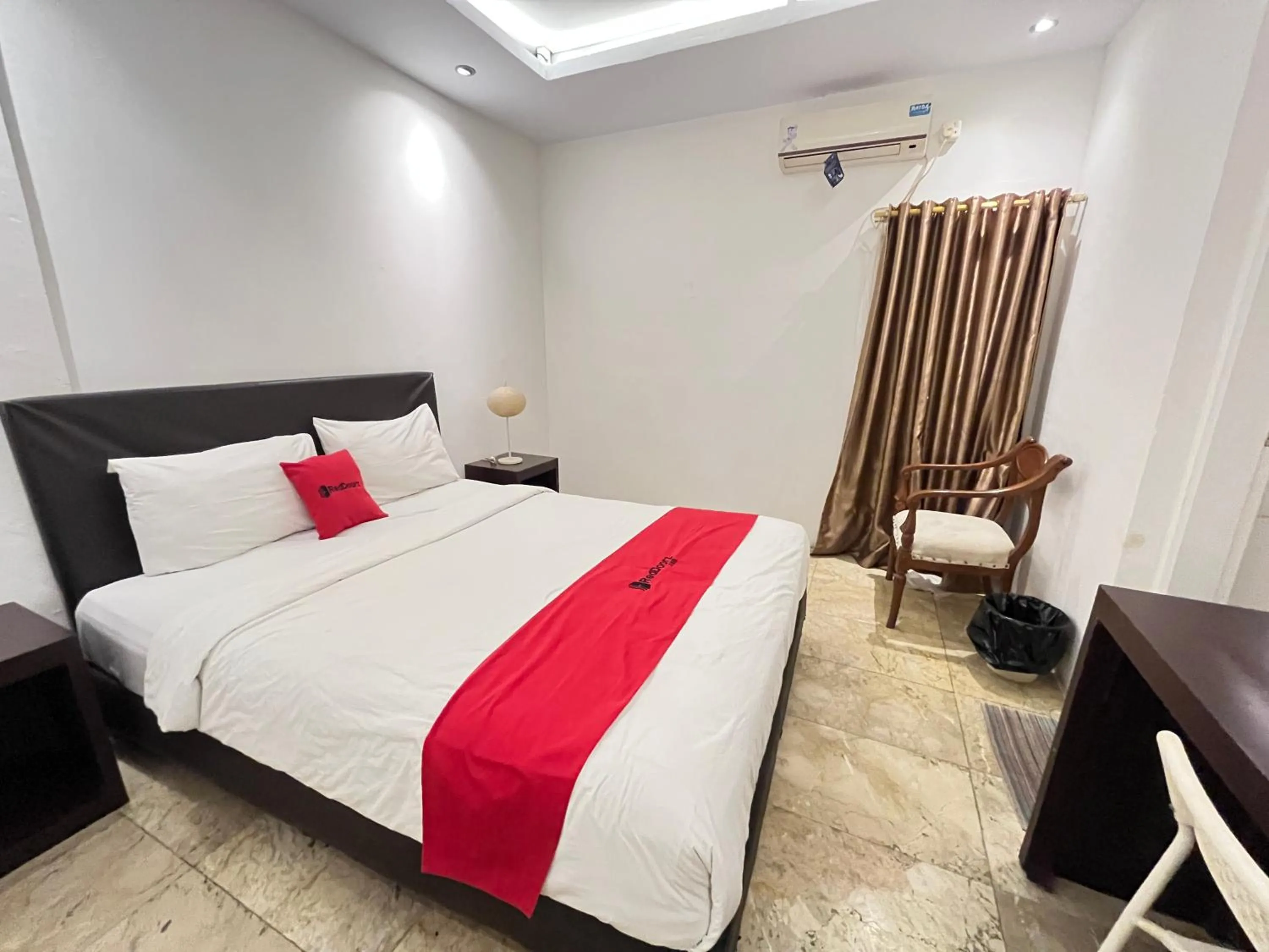 Bedroom, Bed in RedDoorz near Kantor Walikota Manado