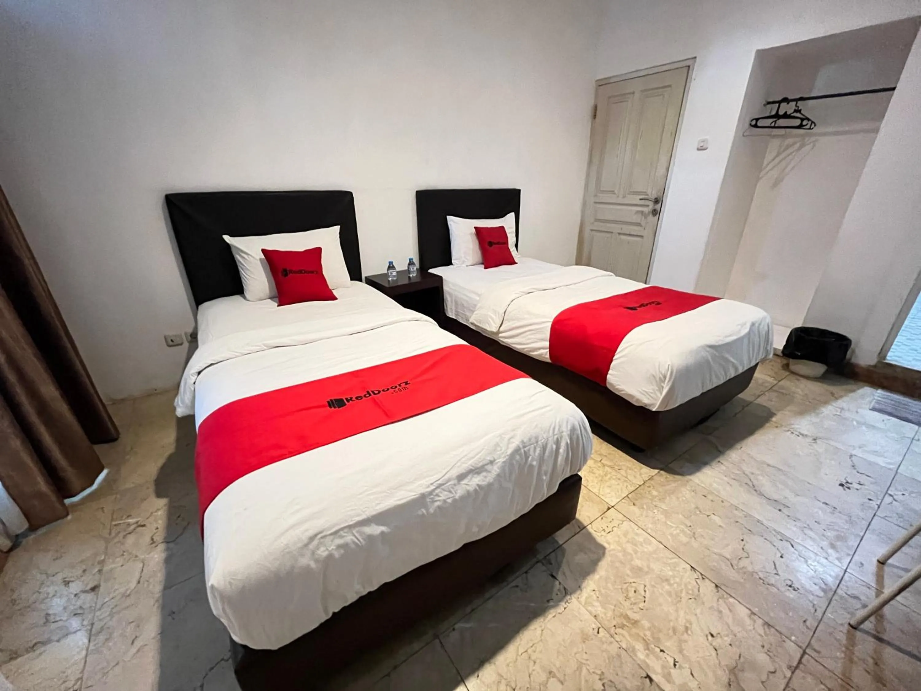 Bedroom, Bed in RedDoorz near Kantor Walikota Manado