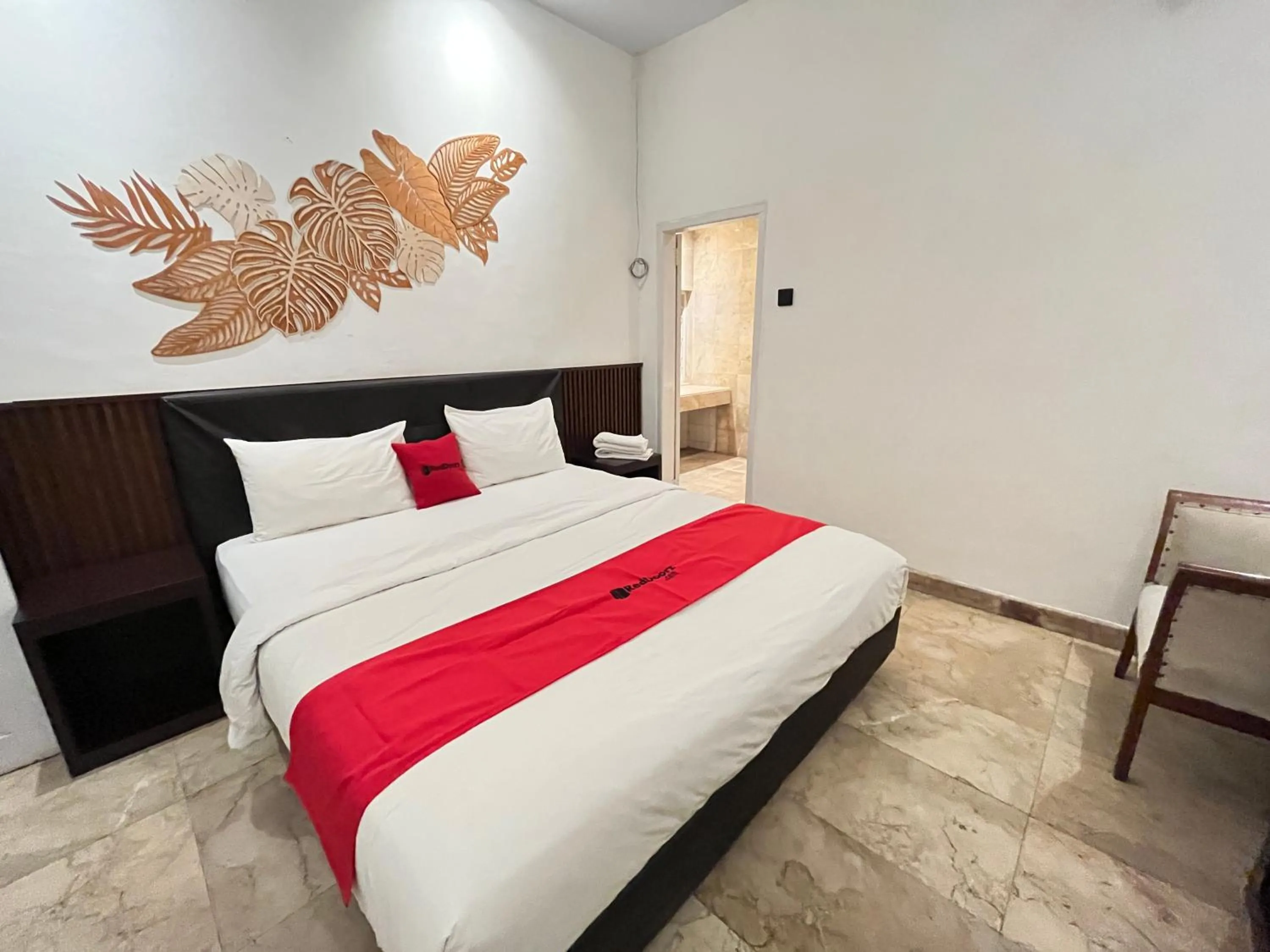 Bedroom, Bed in RedDoorz near Kantor Walikota Manado