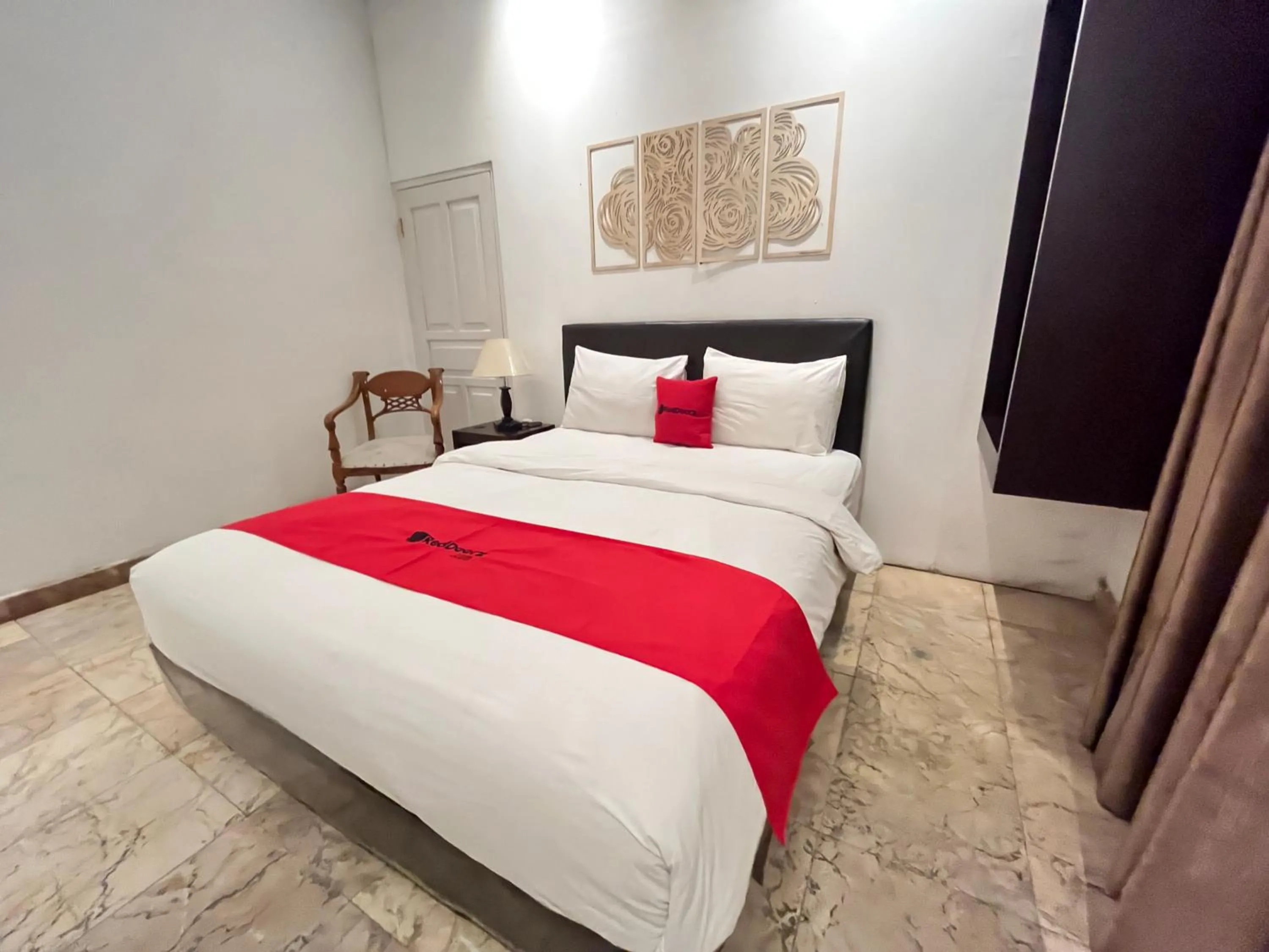 Bedroom, Bed in RedDoorz near Kantor Walikota Manado