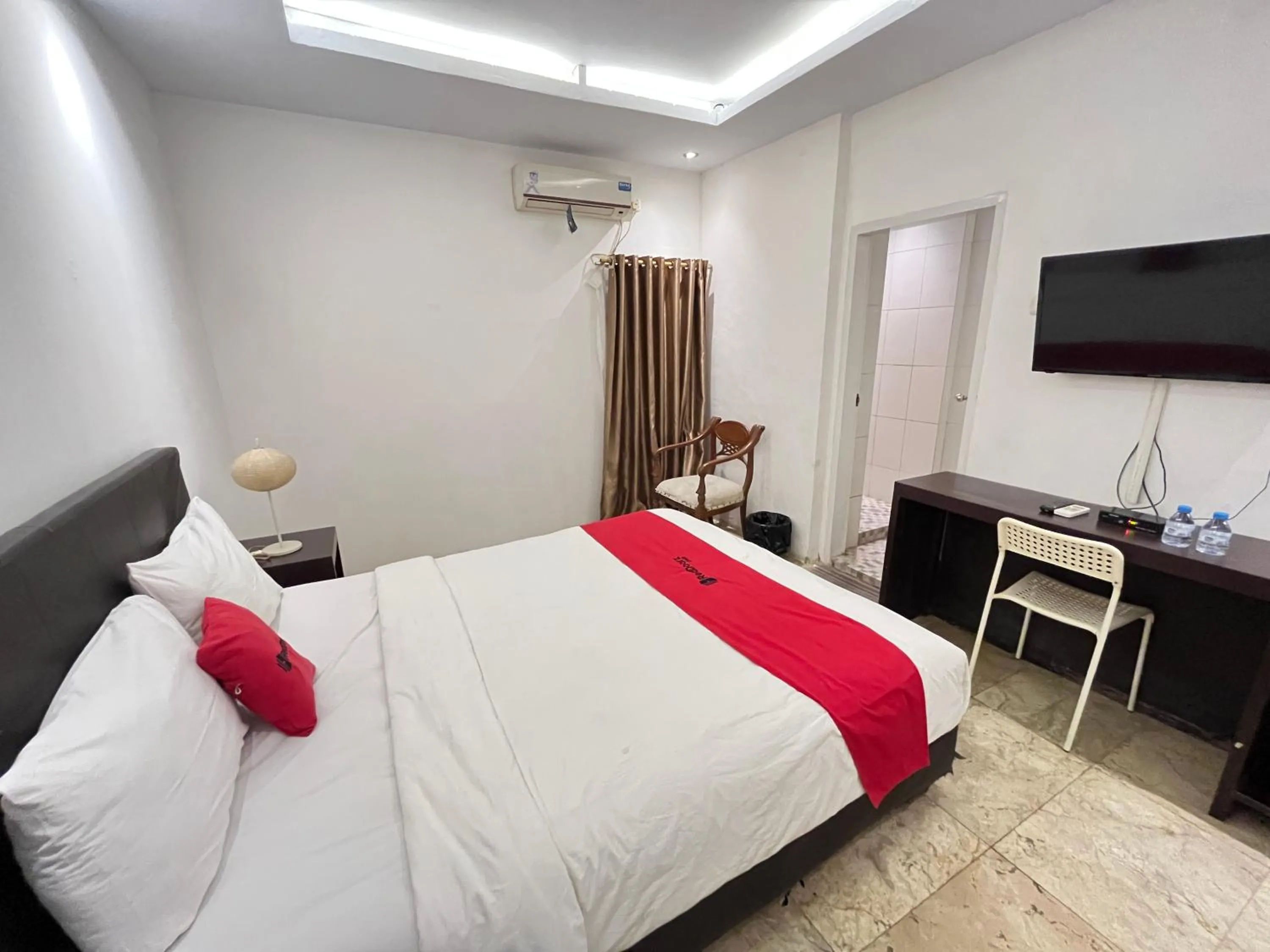 Bedroom, Bed in RedDoorz near Kantor Walikota Manado