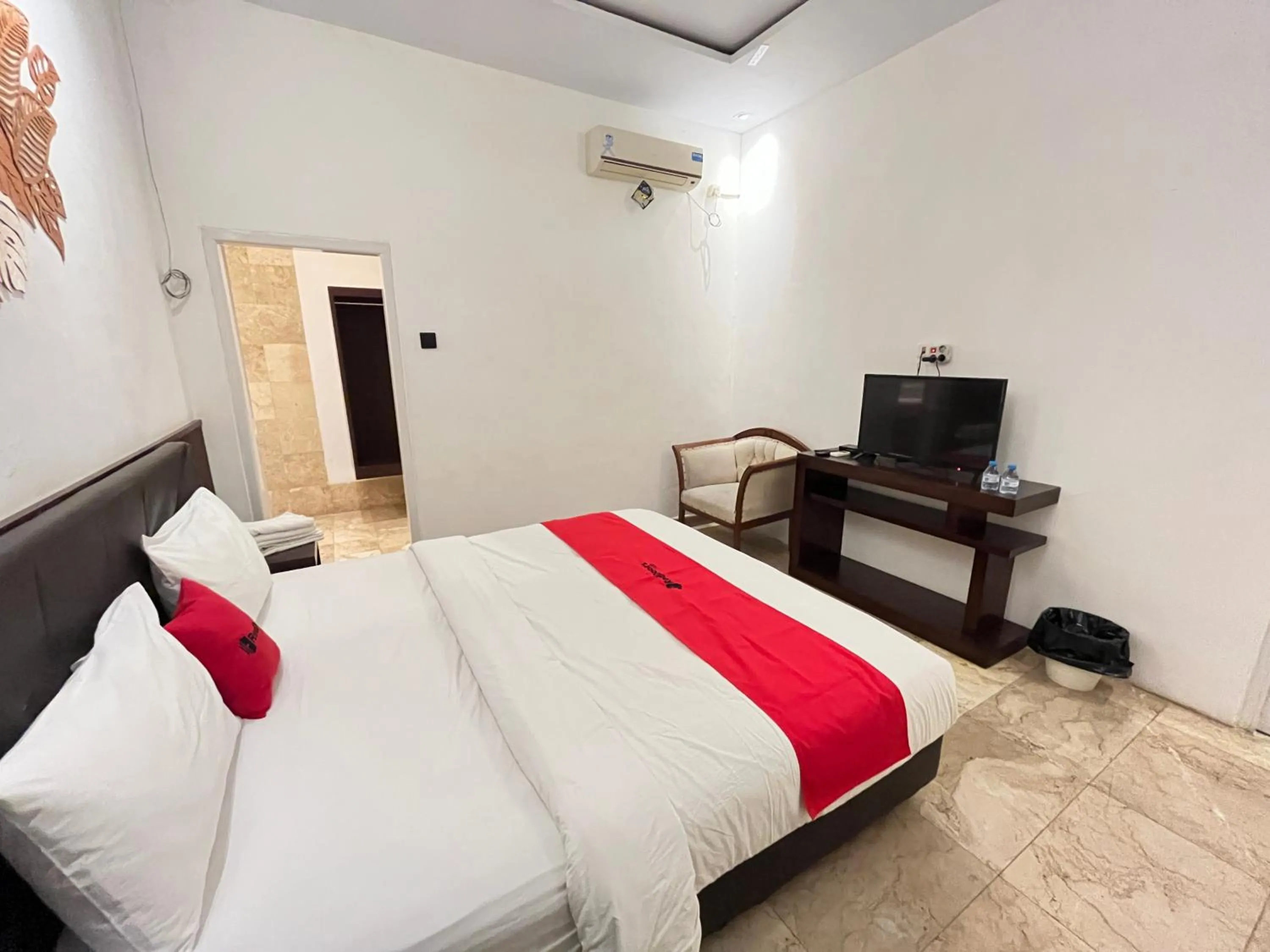 Bedroom, Bed in RedDoorz near Kantor Walikota Manado