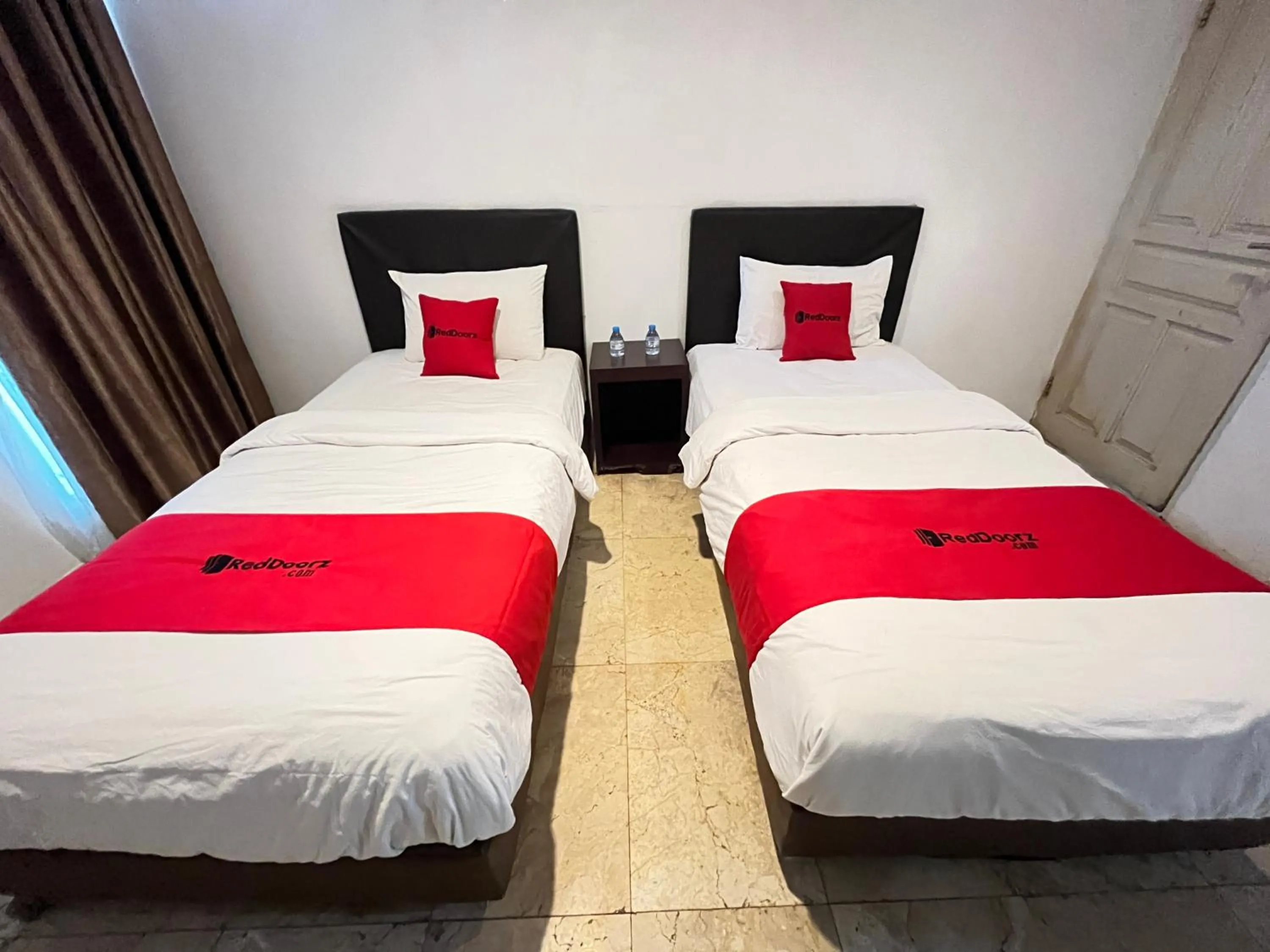 Bedroom, Bed in RedDoorz near Kantor Walikota Manado
