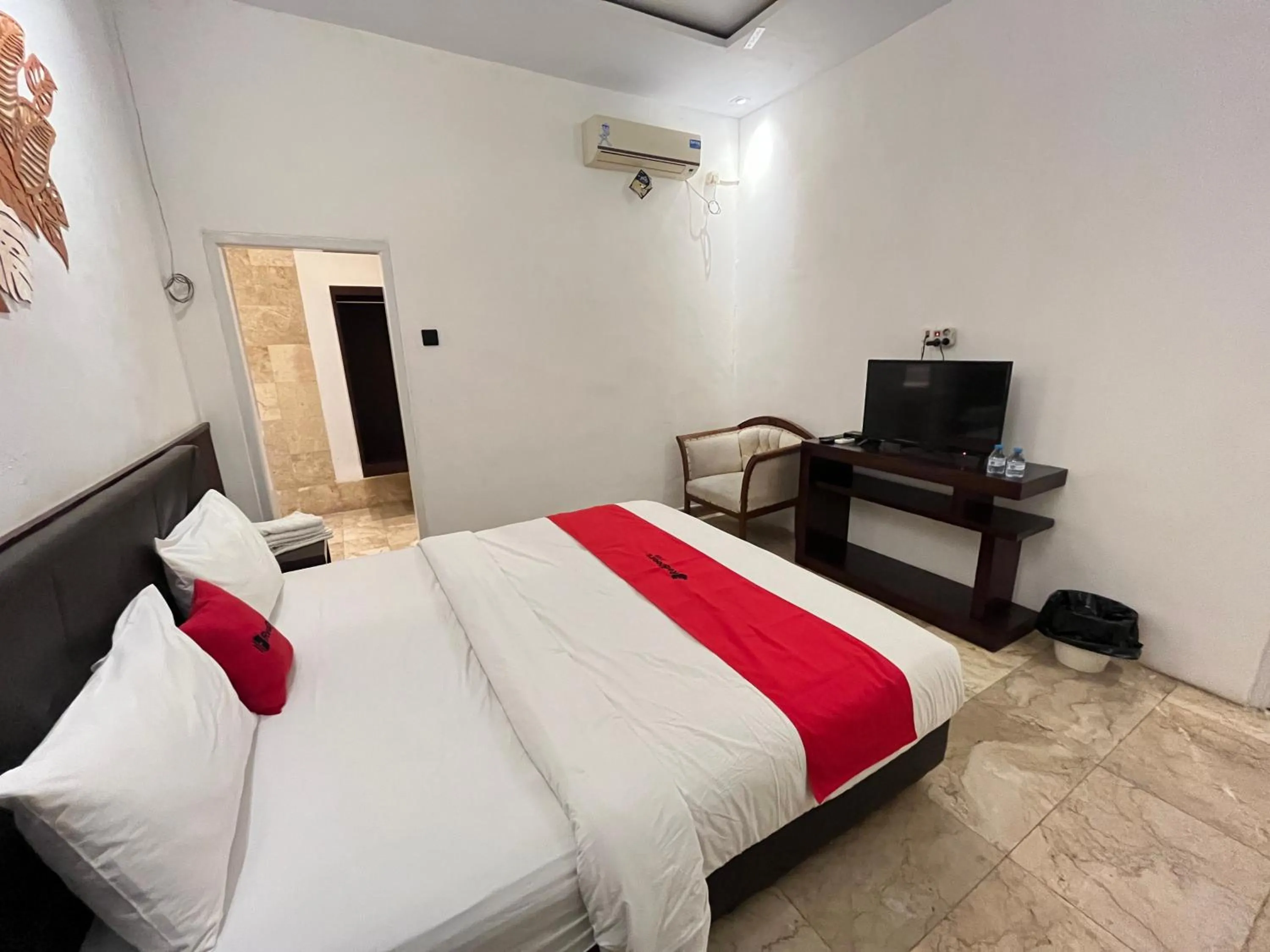Bedroom, Bed in RedDoorz near Kantor Walikota Manado