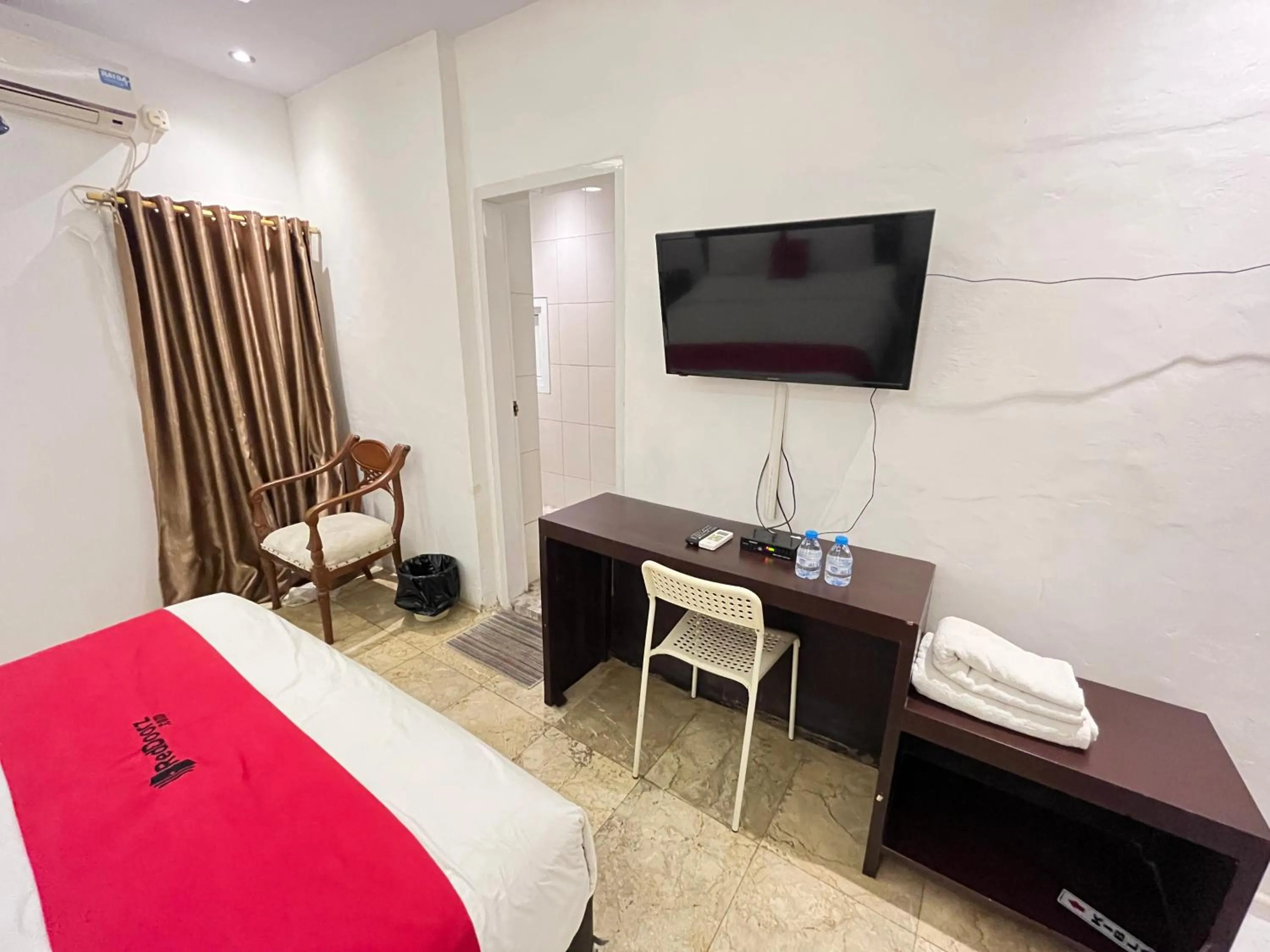 TV and multimedia, Bed in RedDoorz near Kantor Walikota Manado