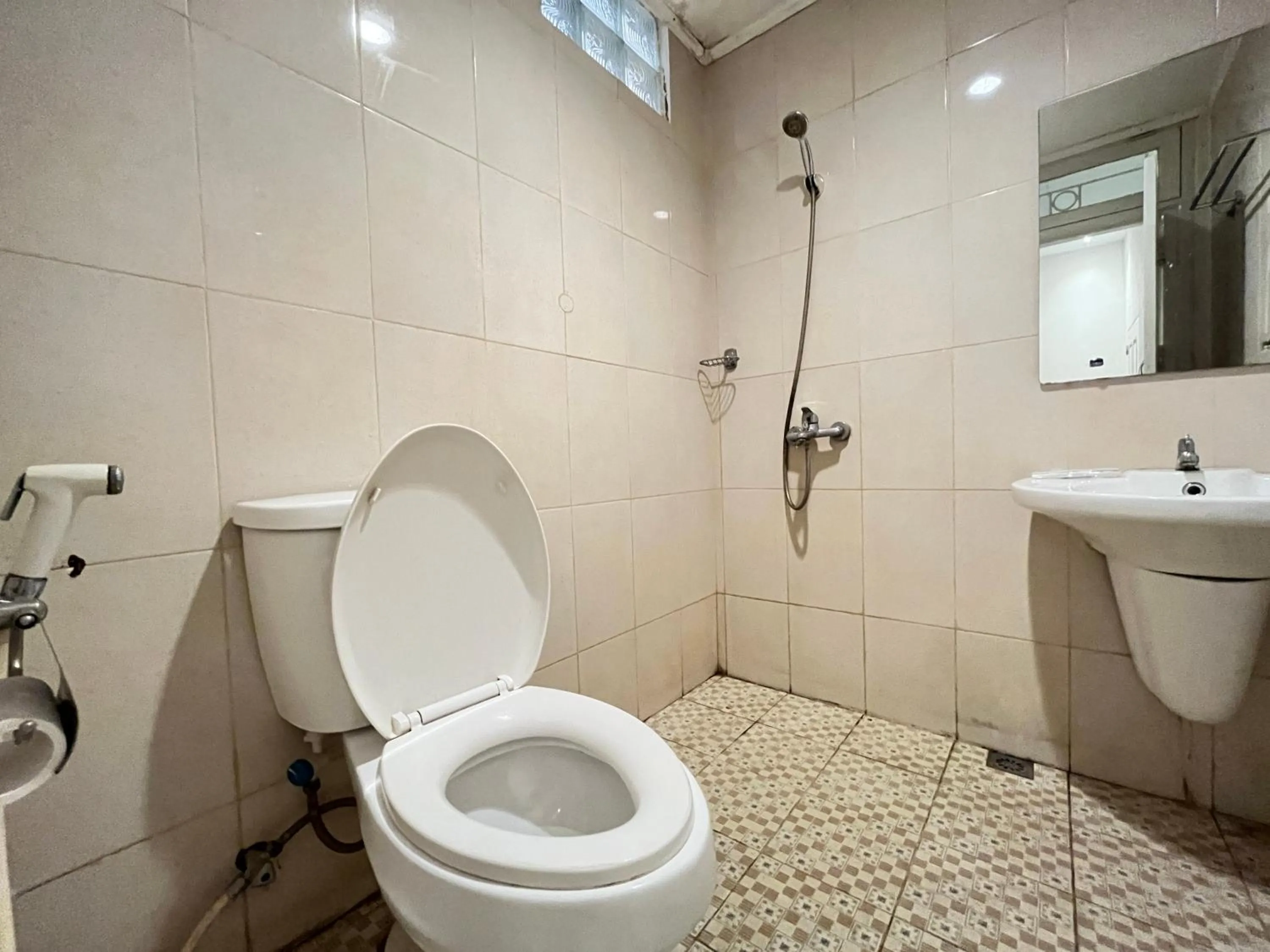 Bathroom in RedDoorz near Kantor Walikota Manado