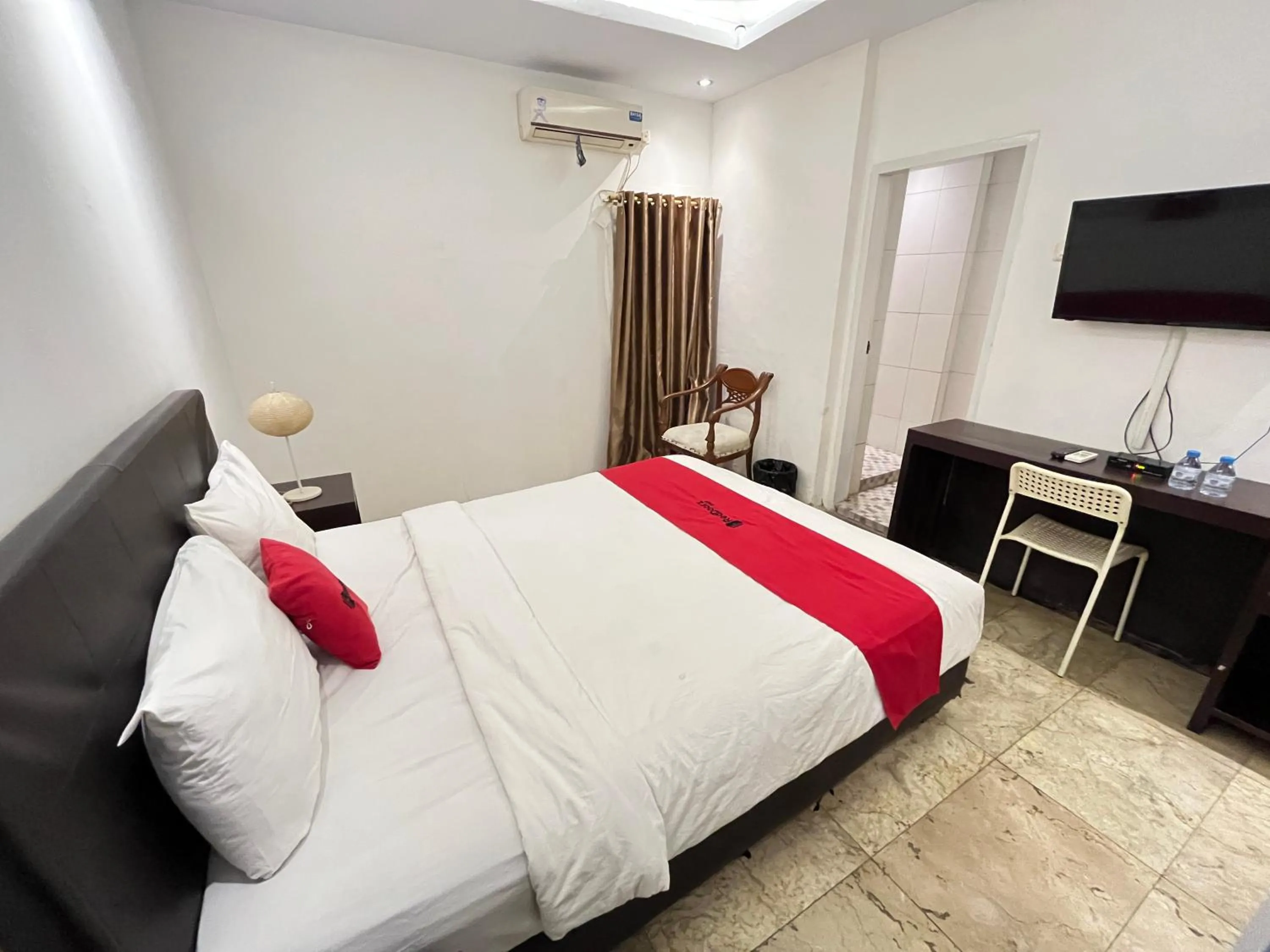 Bedroom, Bed in RedDoorz near Kantor Walikota Manado