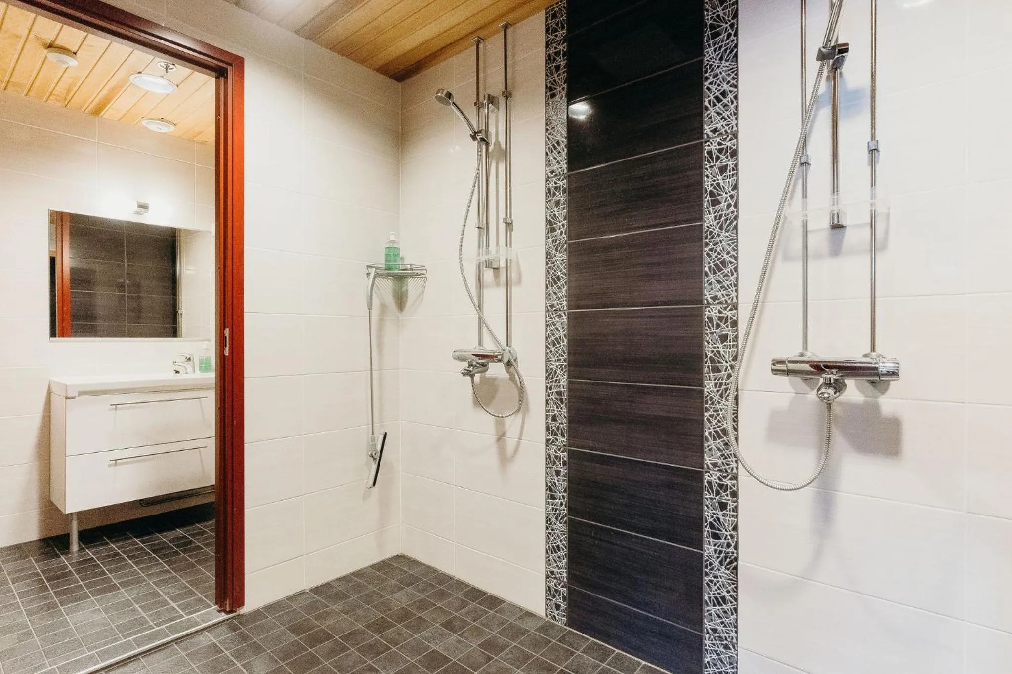 Shower in Hotel Salora