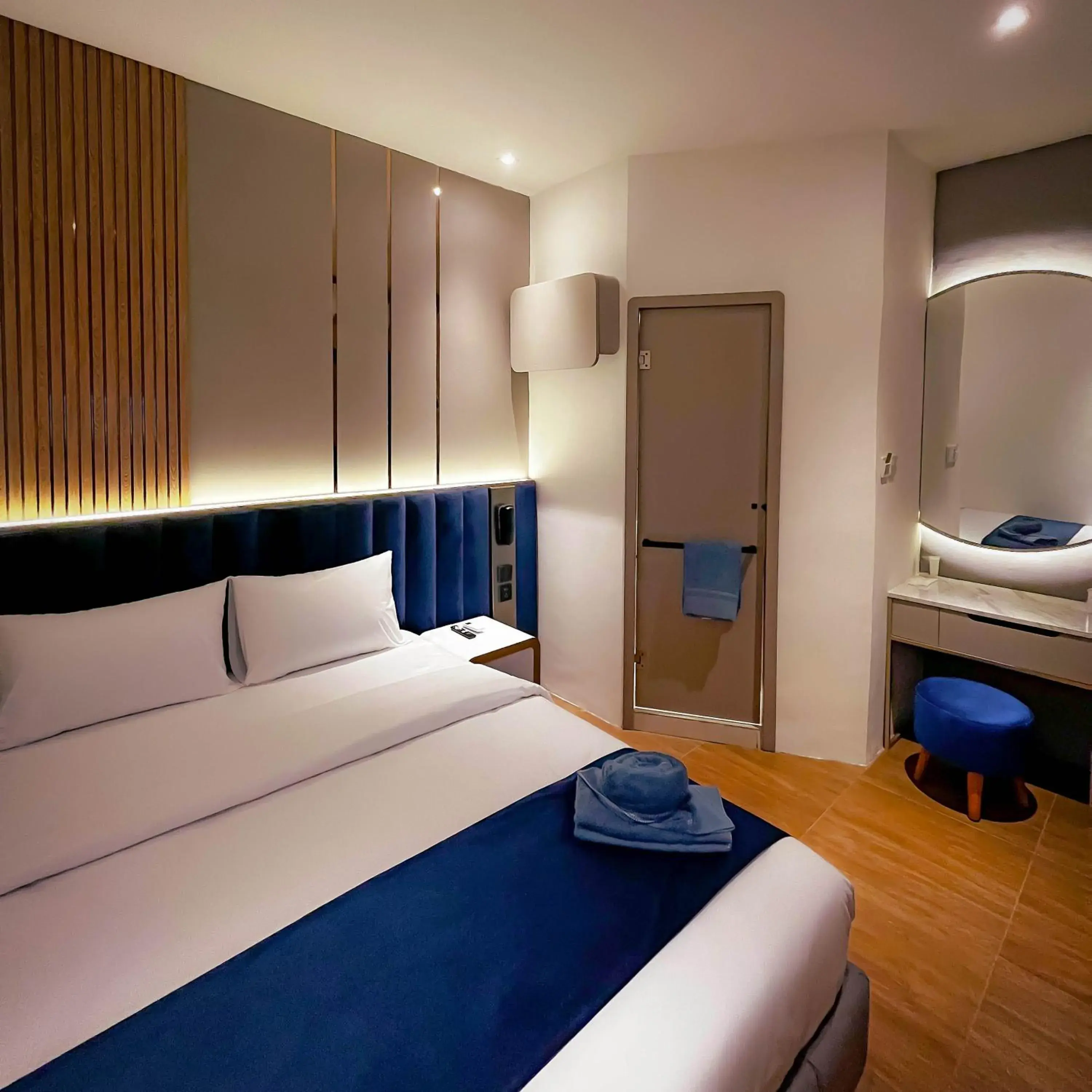 Deluxe Double Room in Qube Hotel by 98hospitality Deluxe Double Room in Qube Hotel by 98hospitality