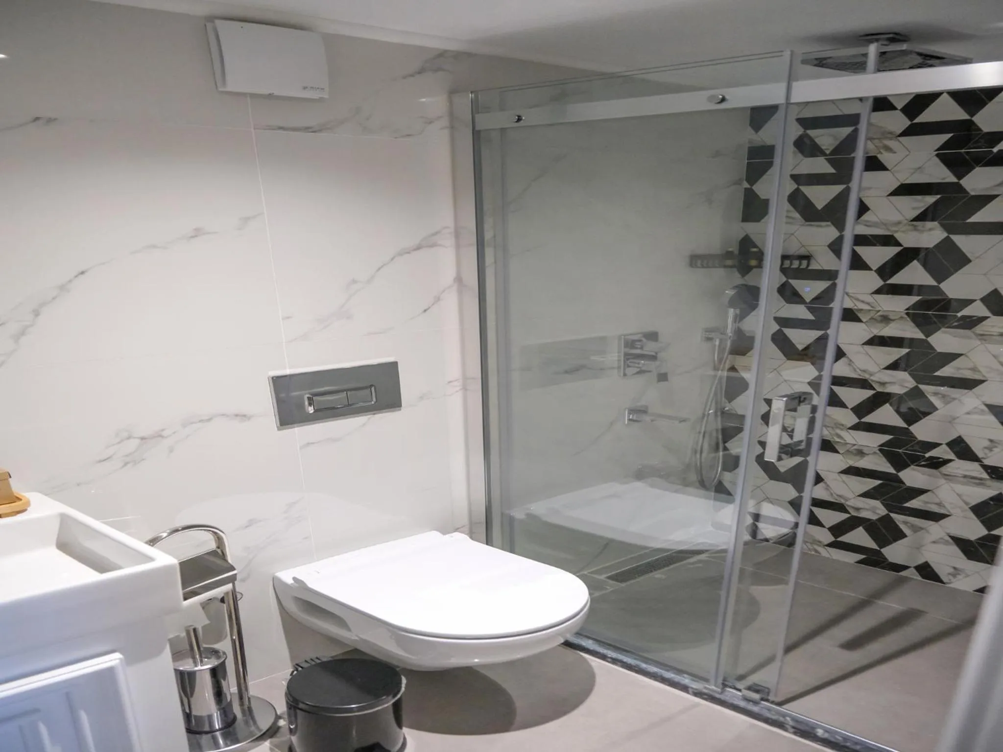 Toilet in Palazzo Suit Karaköy