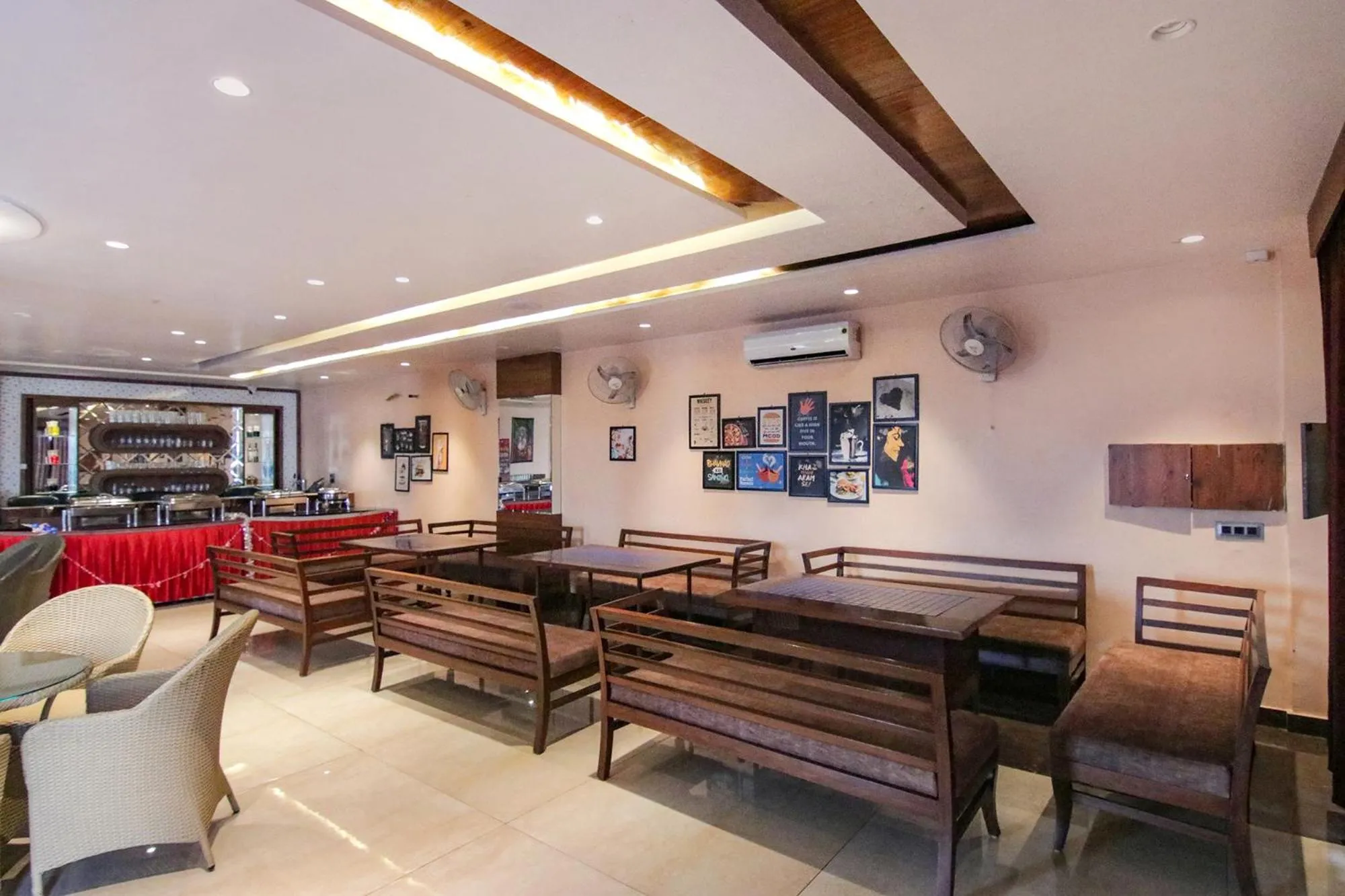 Restaurant/places to eat in FabHotel K9 Regency