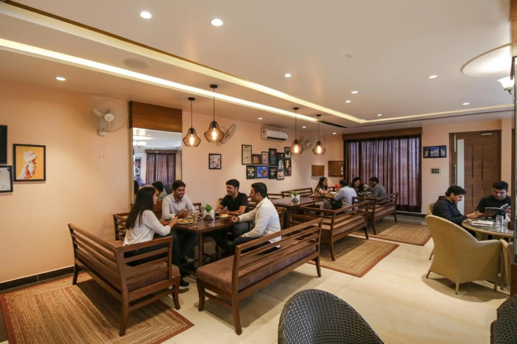 Restaurant/places to eat in FabHotel K9 Regency