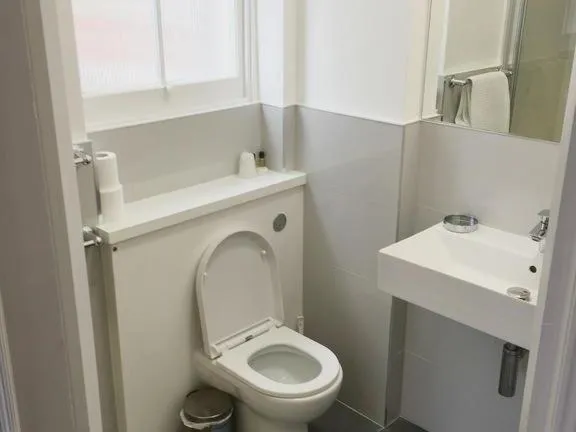 Bathroom in Maranton House Hotel Kensington