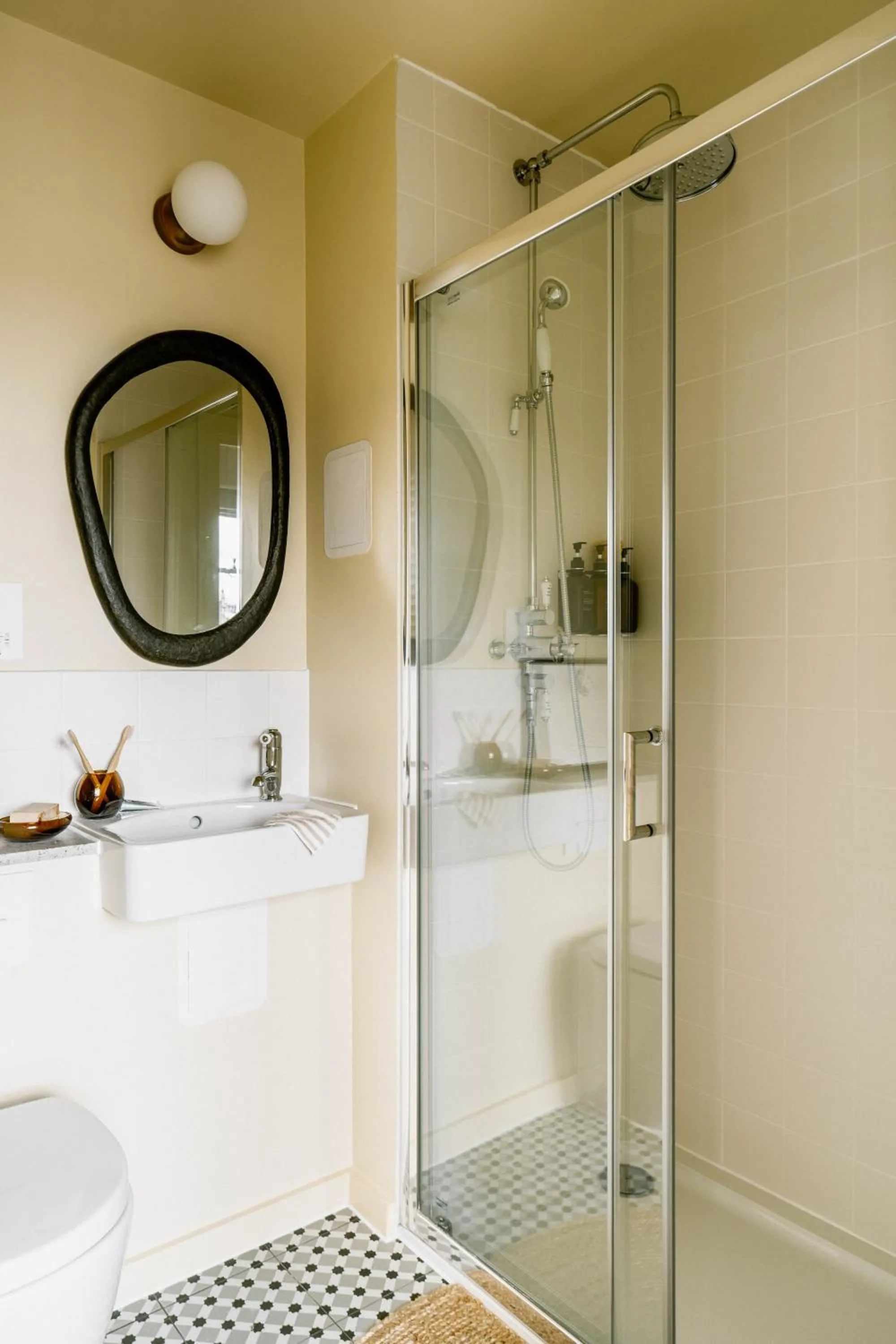 Shower in Mason & Fifth, Primrose Hill