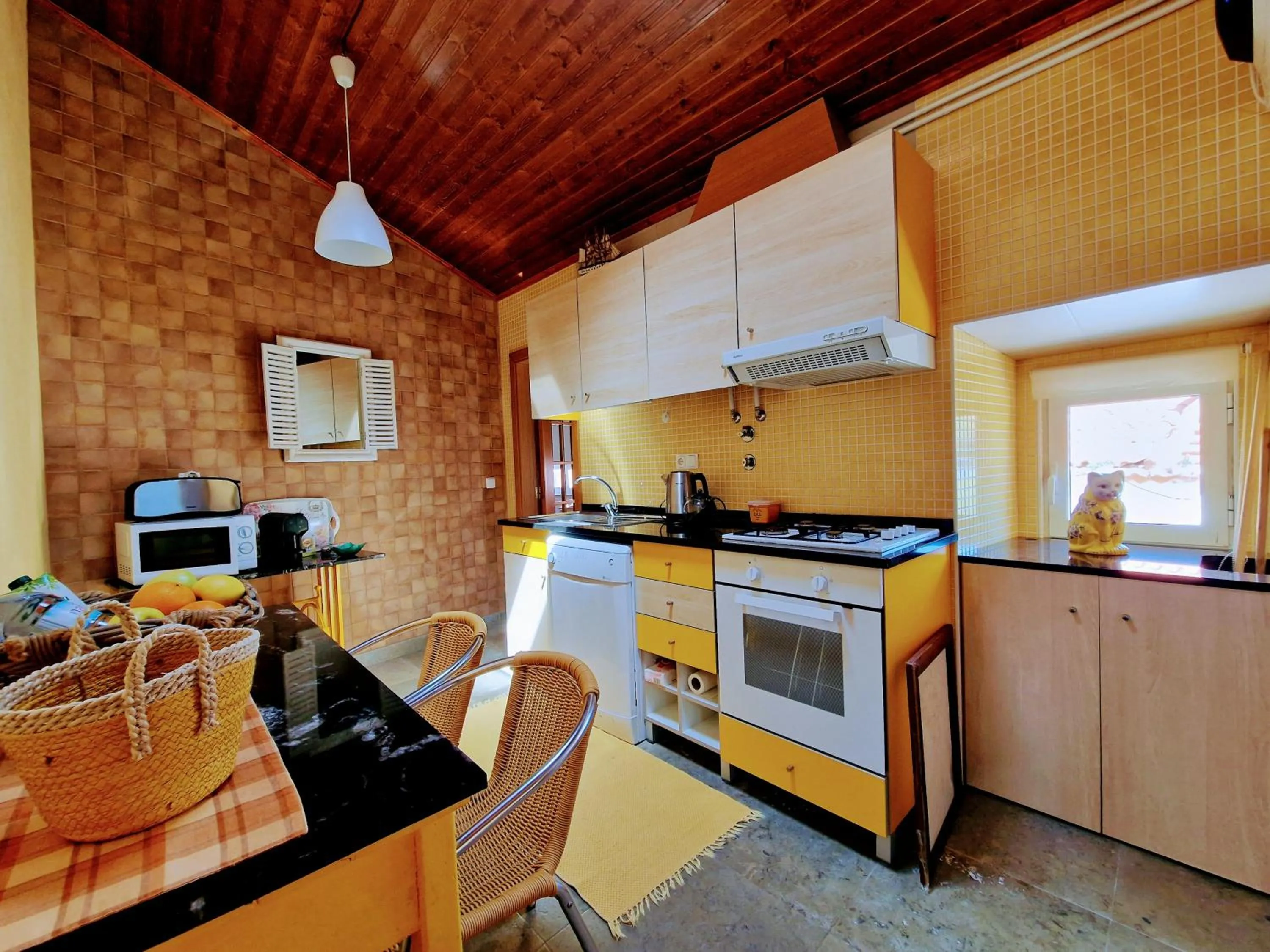 Kitchen or kitchenette in Casa das Azenhas by Lisbon Village Apartments