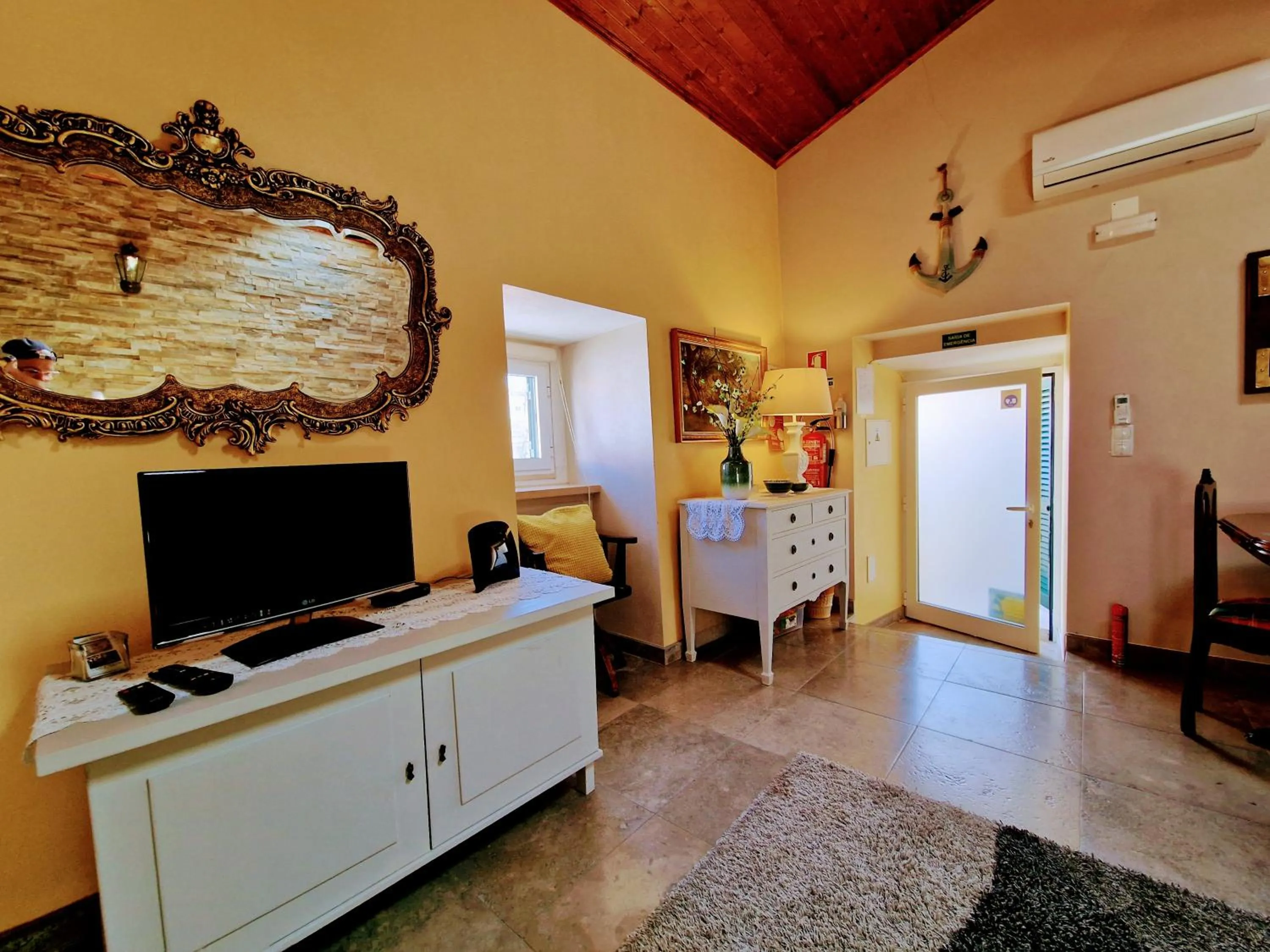TV and multimedia in Casa das Azenhas by Lisbon Village Apartments