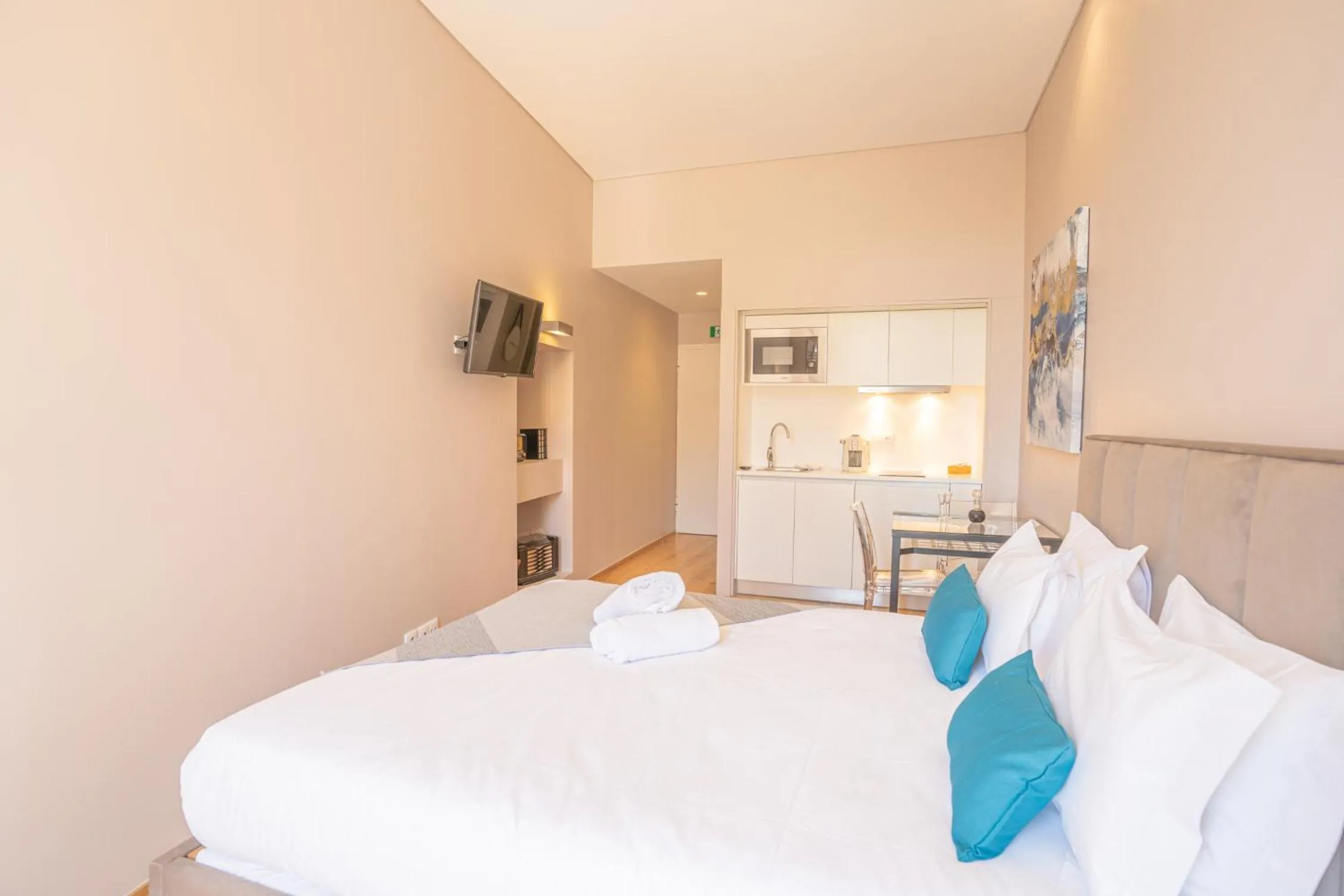 Kitchen or kitchenette, Bed in FLORES 36 by YoursPorto