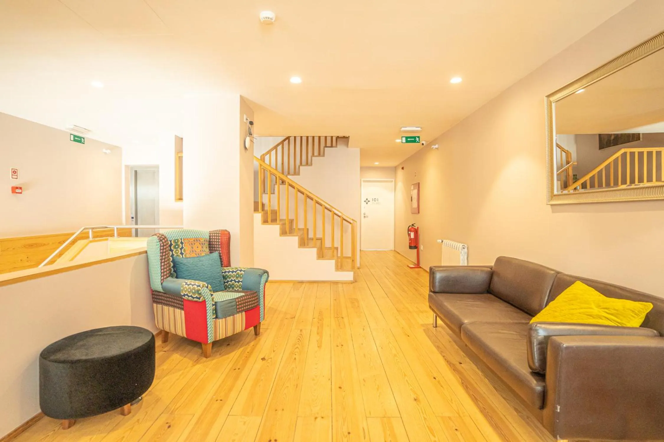 Seating area in FLORES 36 by YoursPorto