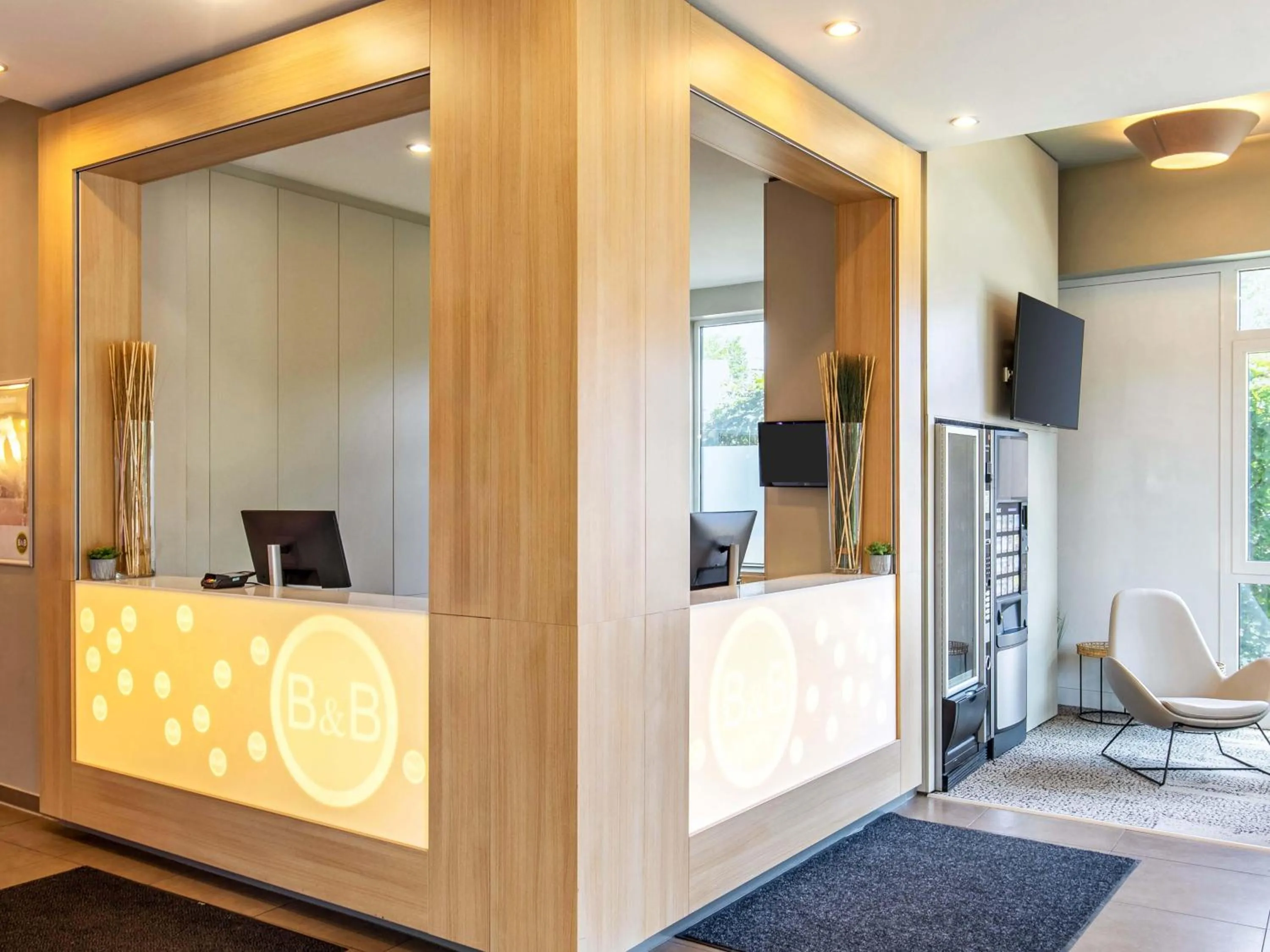 Lobby or reception in B&B Hotel Hamburg-Nord