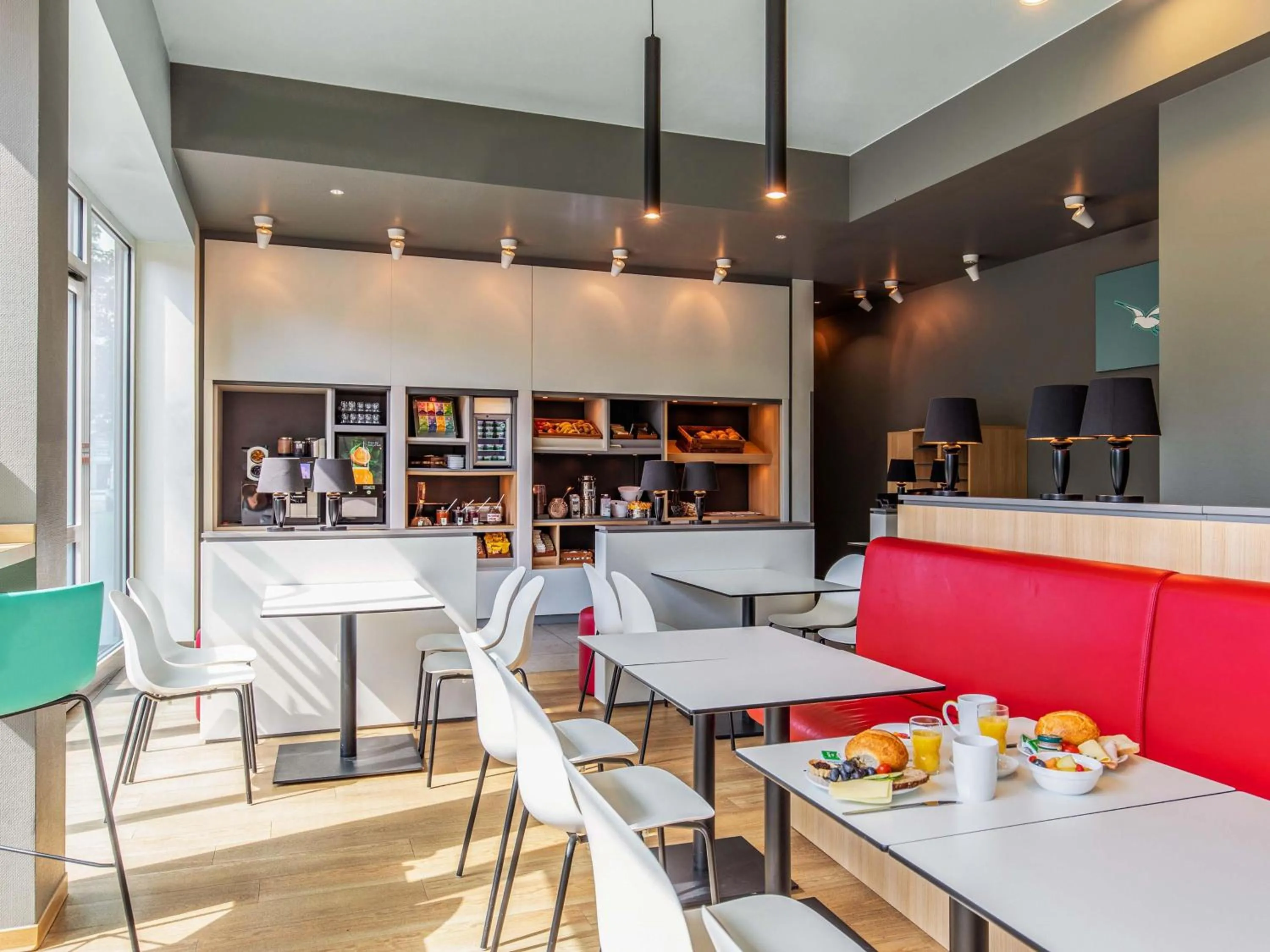 Lounge or bar in B&B Hotel Hamburg-Nord