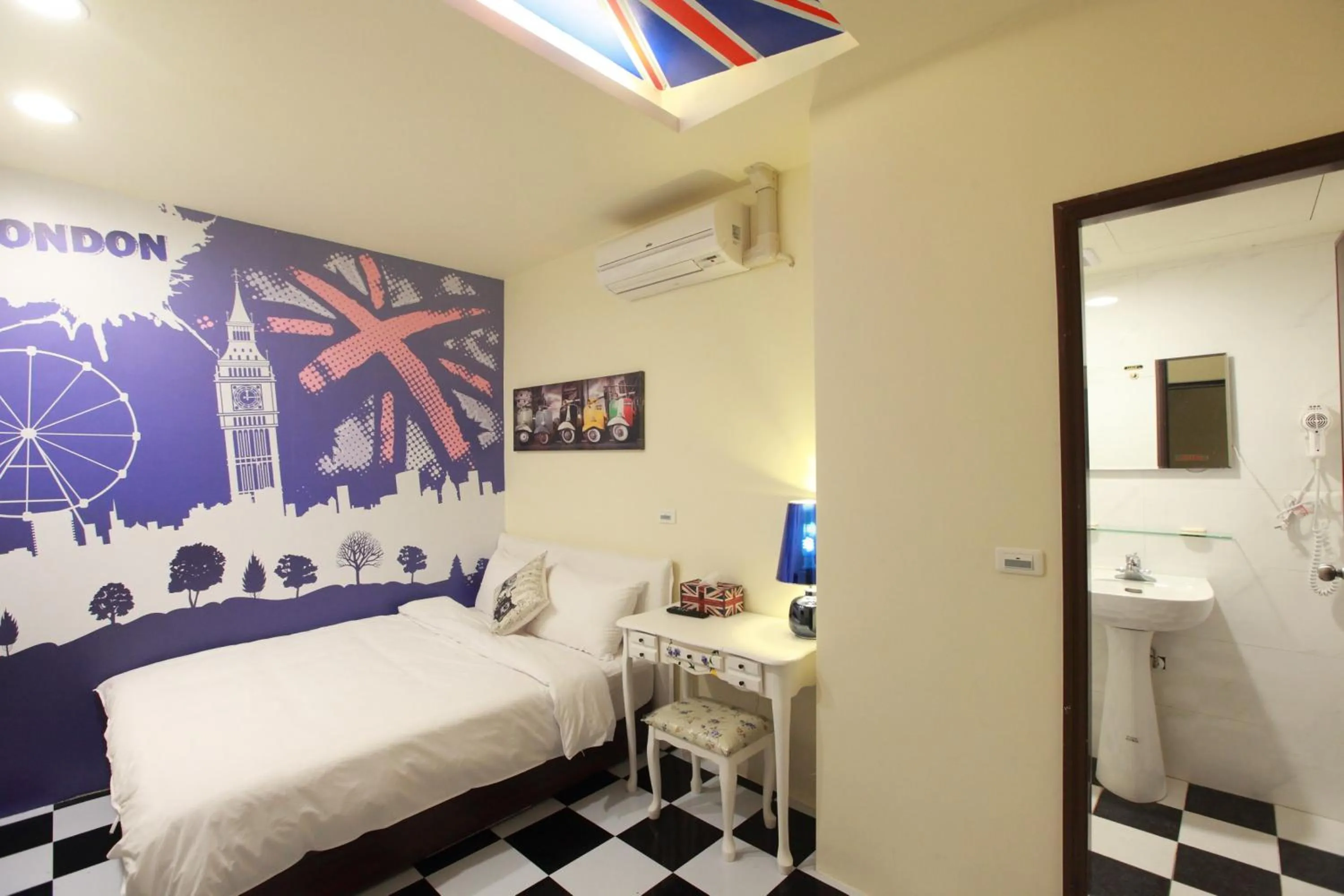 Photo of the whole room, Bed in Fasiter B&B train station