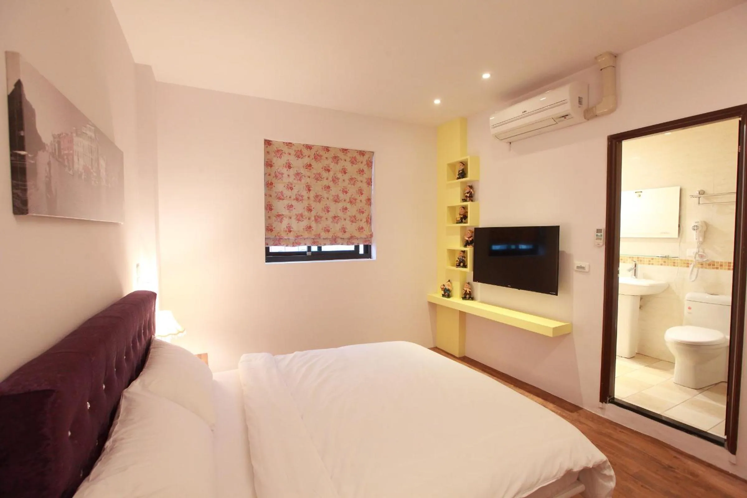 Photo of the whole room, Bed in Fasiter B&B train station
